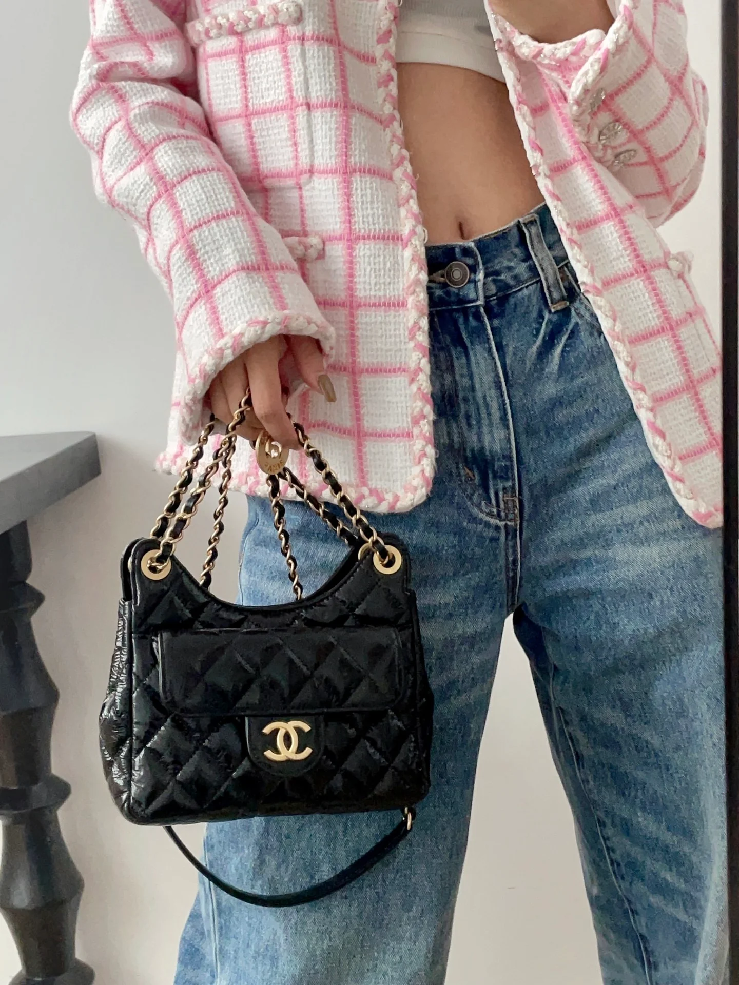 Коллекция Chanel ?Ранняя весна 2023? — сумка-хобо в стиле хиппи — маленькая — черная — фотографии в одежде.