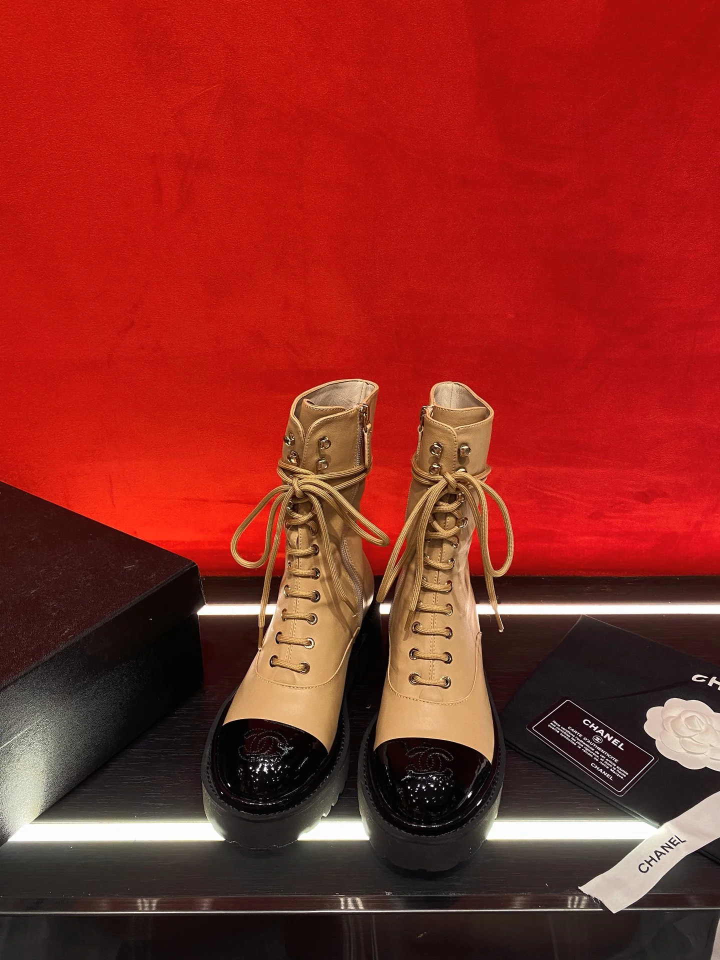 Новинка сезона осень/зима 2022 от Chanel — Ботинки Dr. Martens на платформе — Абрикосовый цвет — 5 см