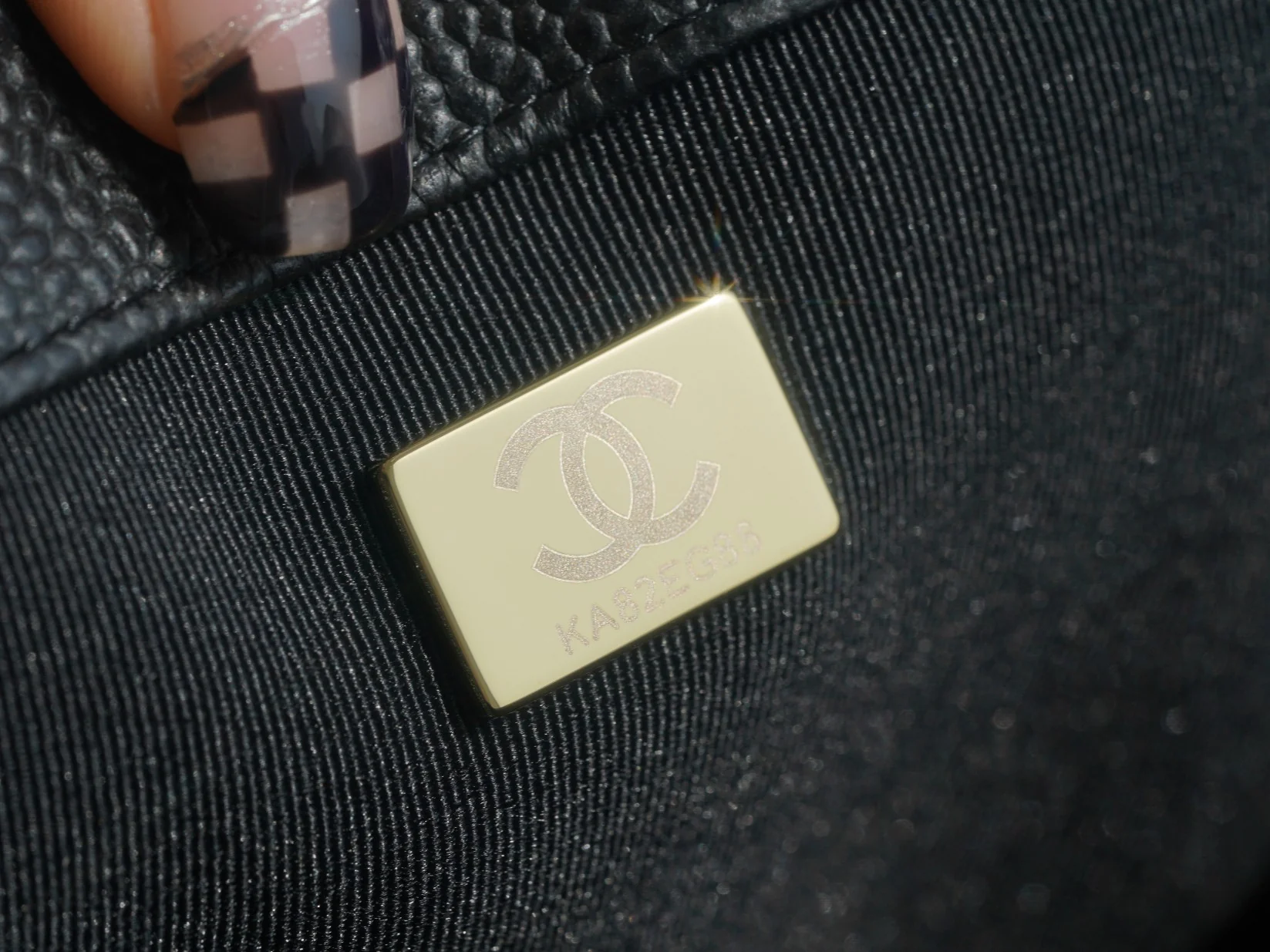 Часы Chanel Le Boy из коллекции Le Boy - из черной кожи личи с винтажной золотой пряжкой - 25 см