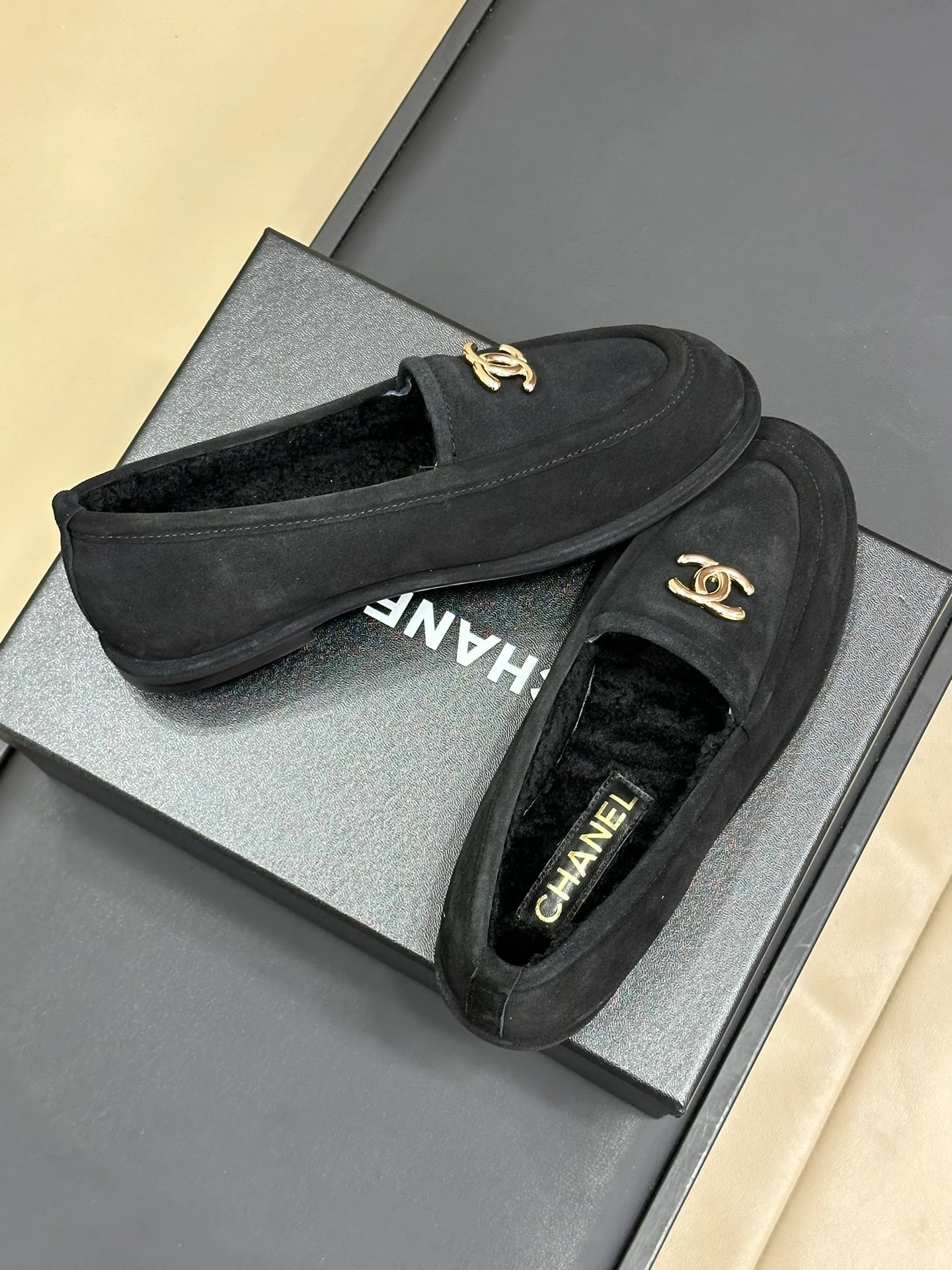 Меховые лоферы Chanel 2024 - черные
