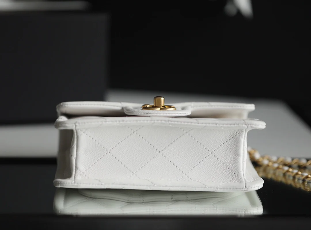 Маленькая булочка из тофу Chanel - белая