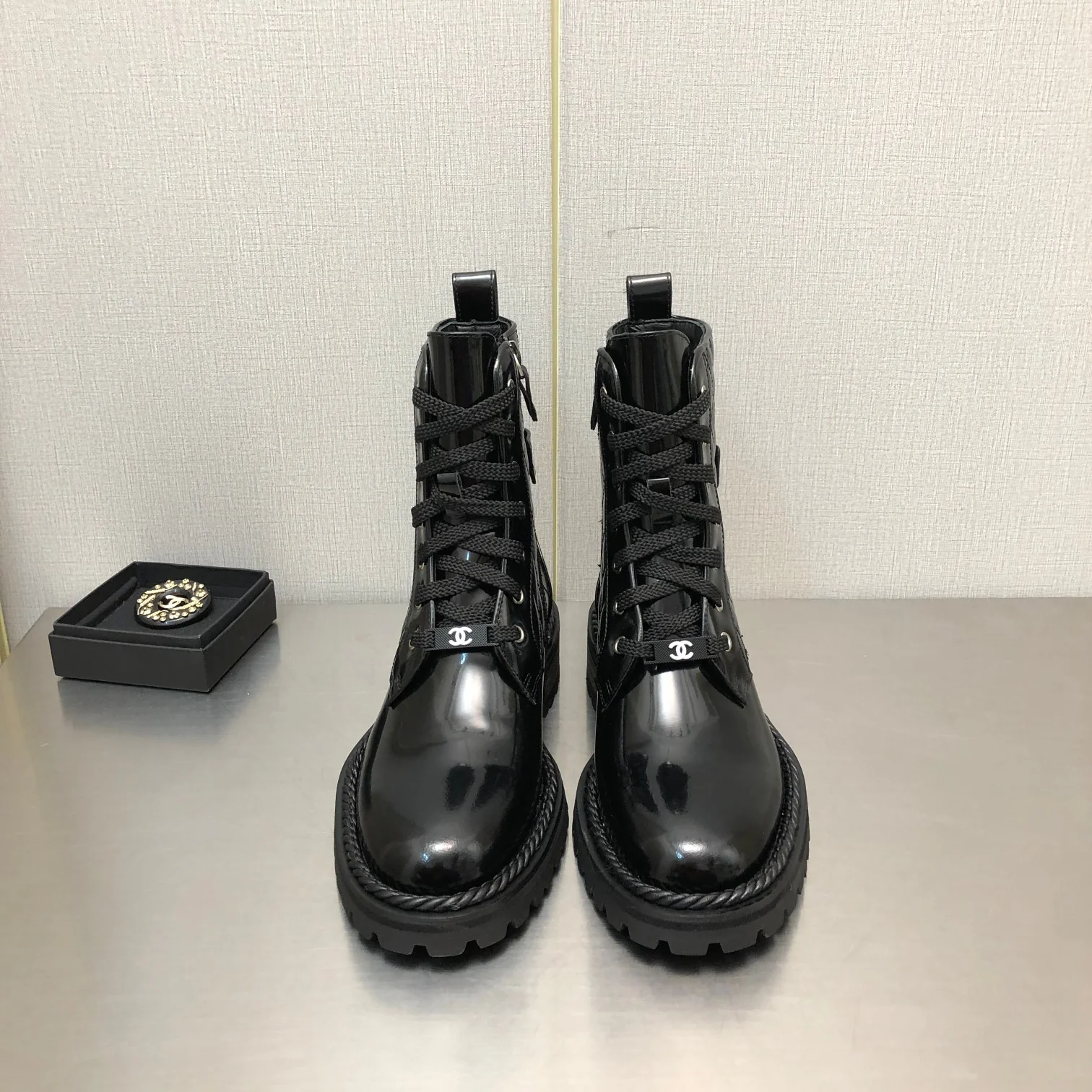 Классические стеганые ботильоны Chanel 2022 на шнуровке и молнии - 1