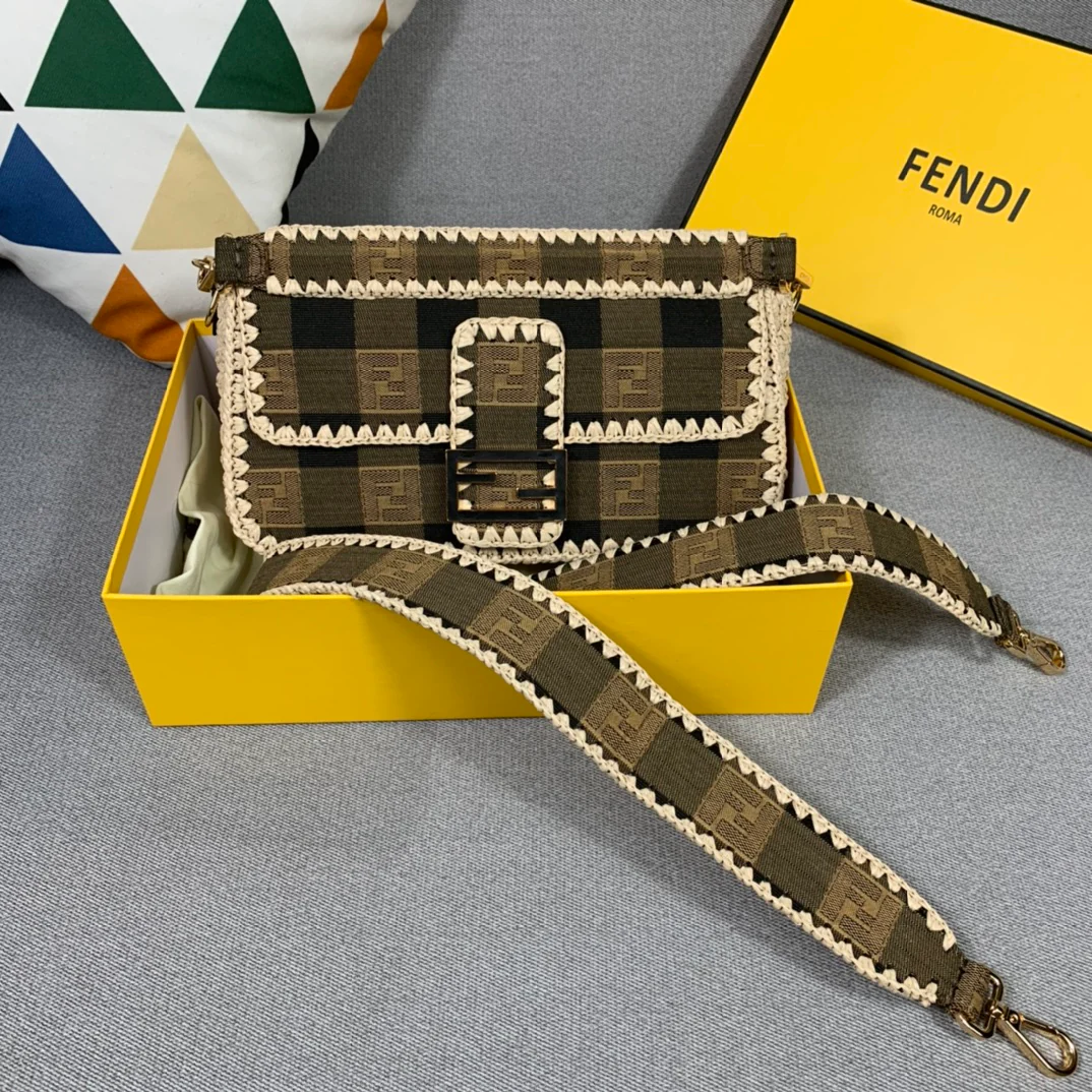 Сумка Fendi Baguette Medium из соломы