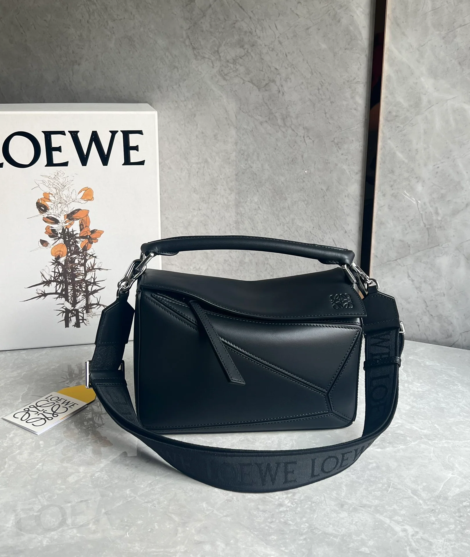 Кожаная сумка через плечо Loewe Puzzle - классический черный цвет.