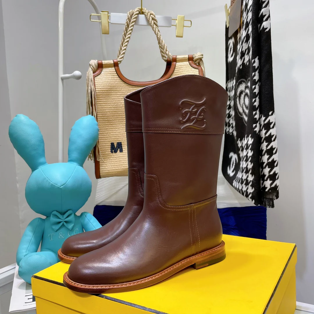 Кожаные сапоги Fendi до середины икры – верблюжьего цвета.