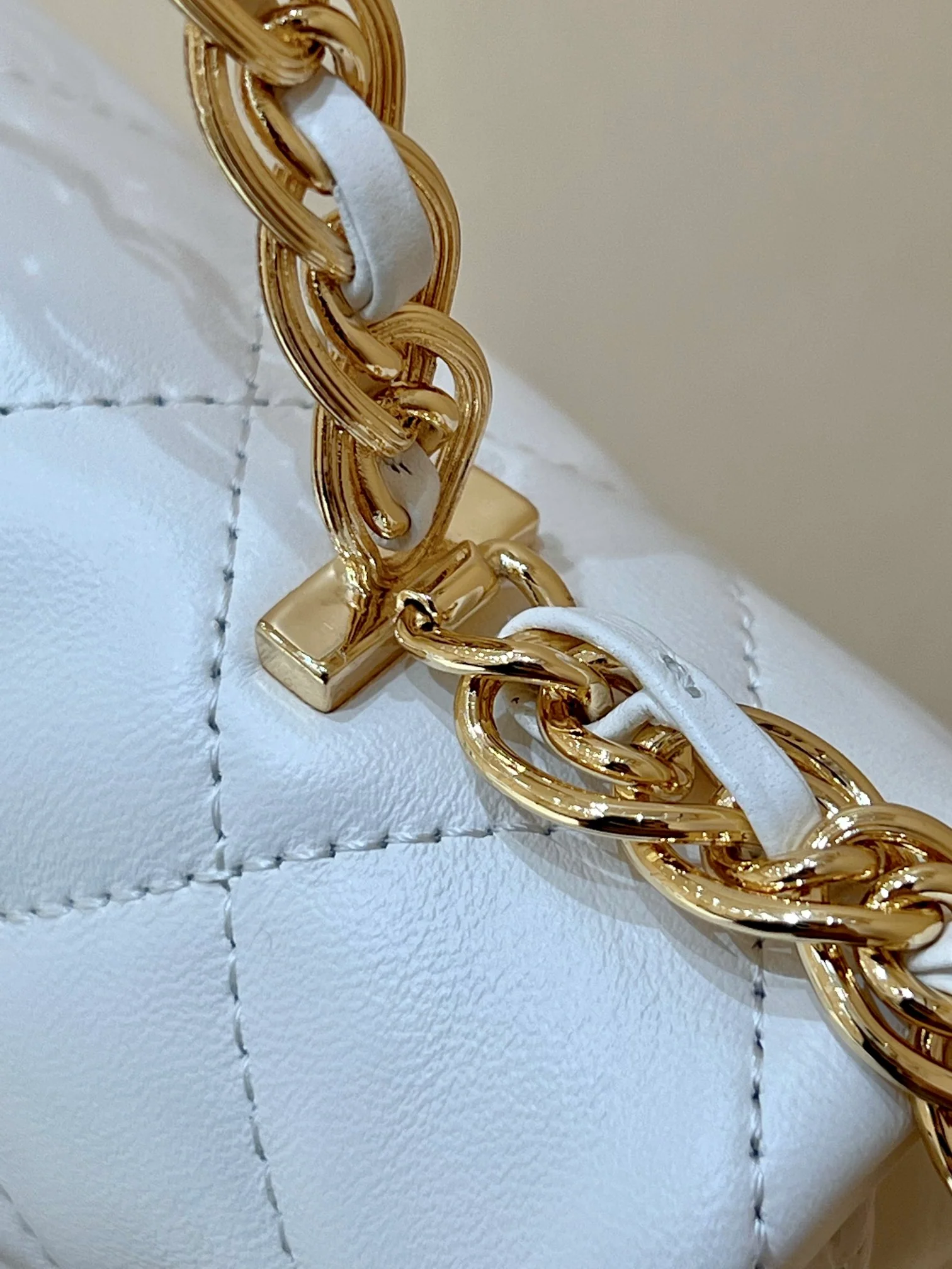 Ручка Chanel 23a CF со стразами - белая