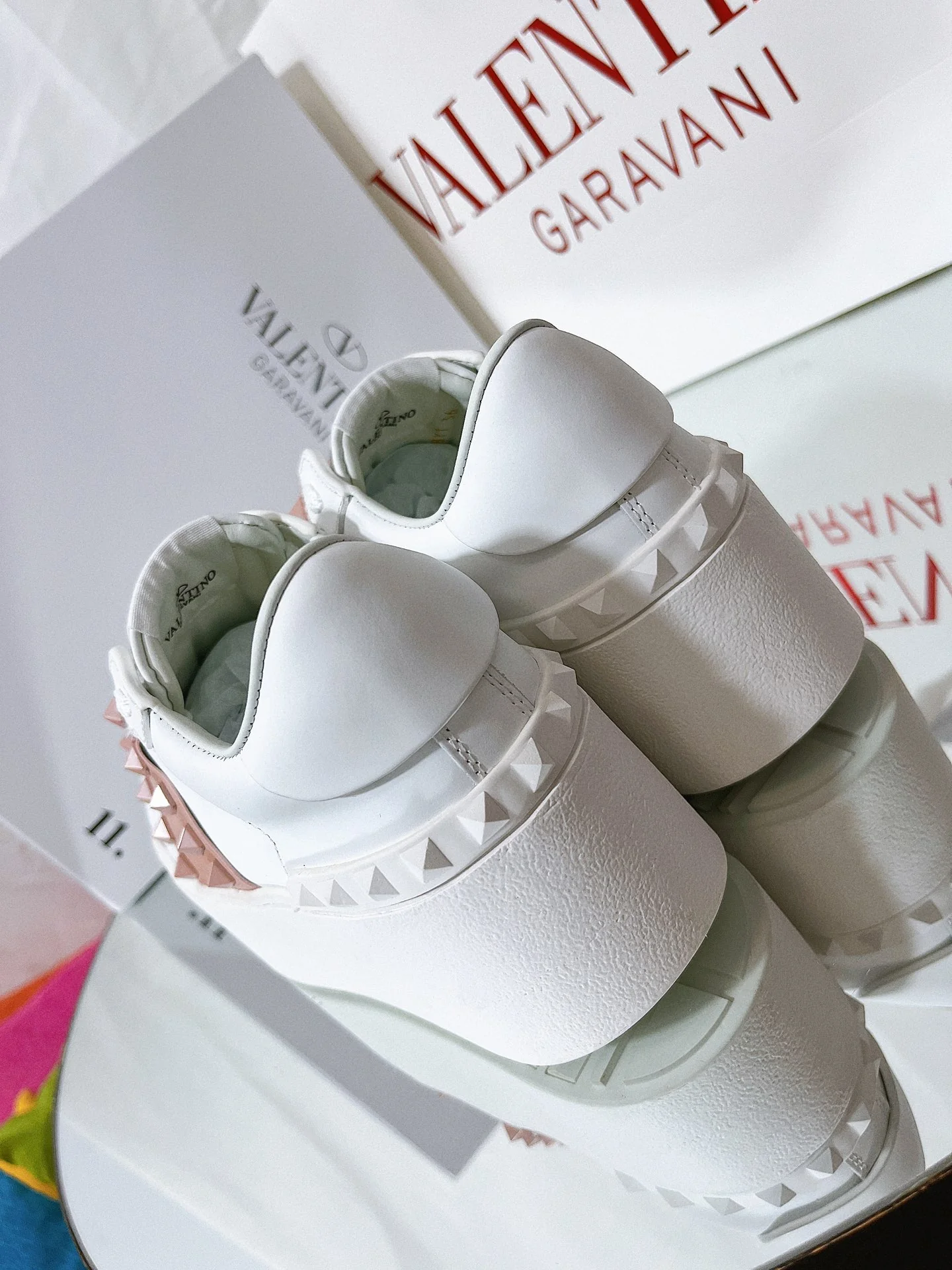 Белые повседневные кроссовки на платформе Valentino - розовые