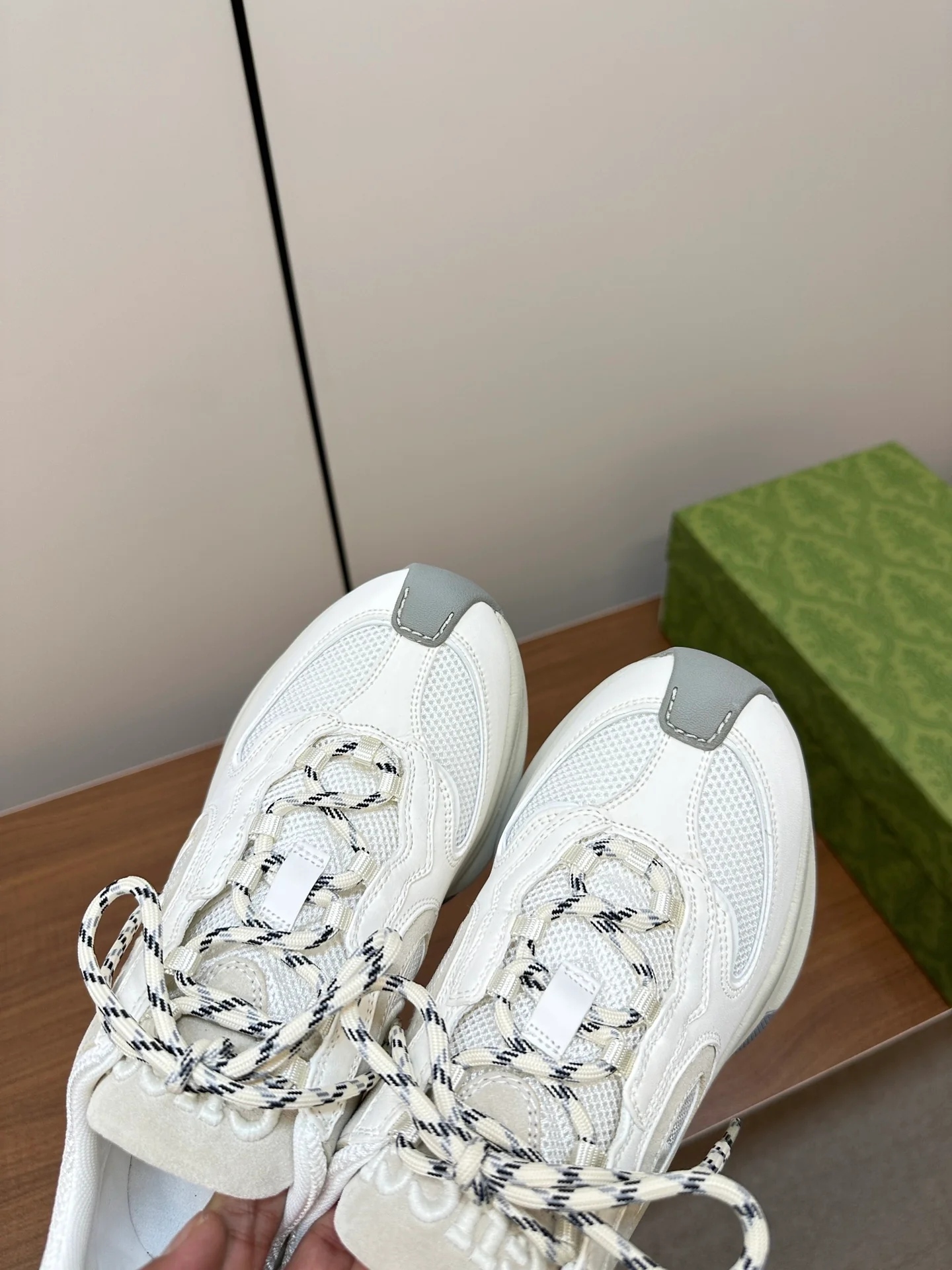 Новинка осенне-зимней коллекции Gucci 2023 — Кроссовки из однотонного вязаного кроя — Унисекс — Белые