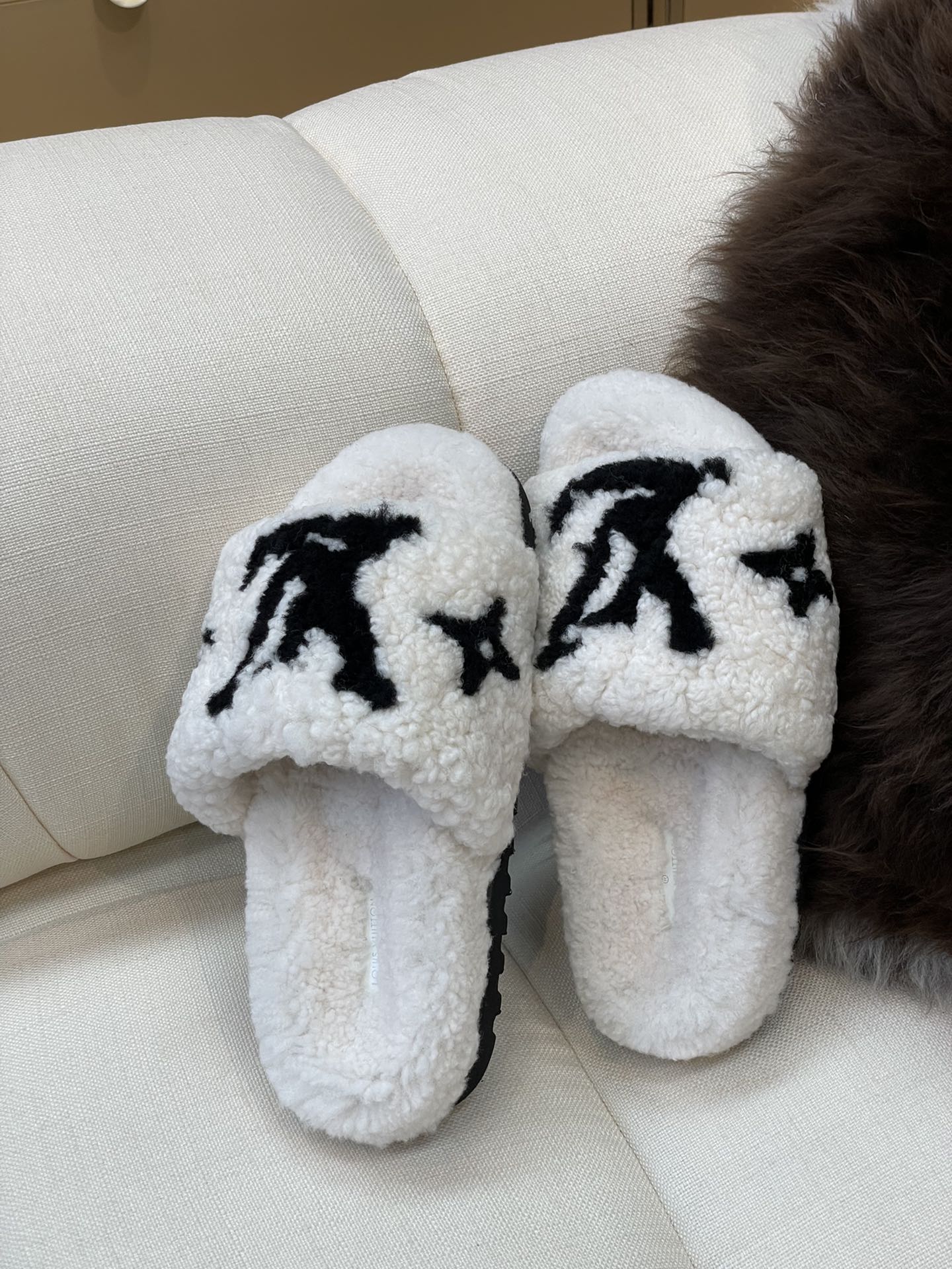 LV - Новые шерстяные тапочки из коллекции осень/зима 2022