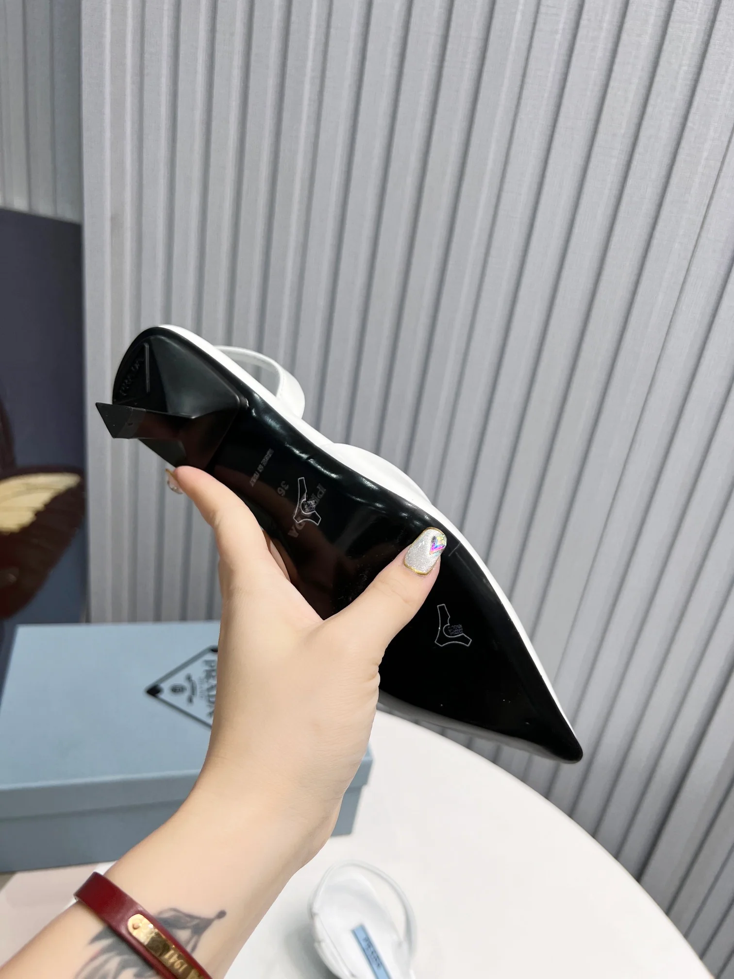 Prada - Белые сандалии с острым носком