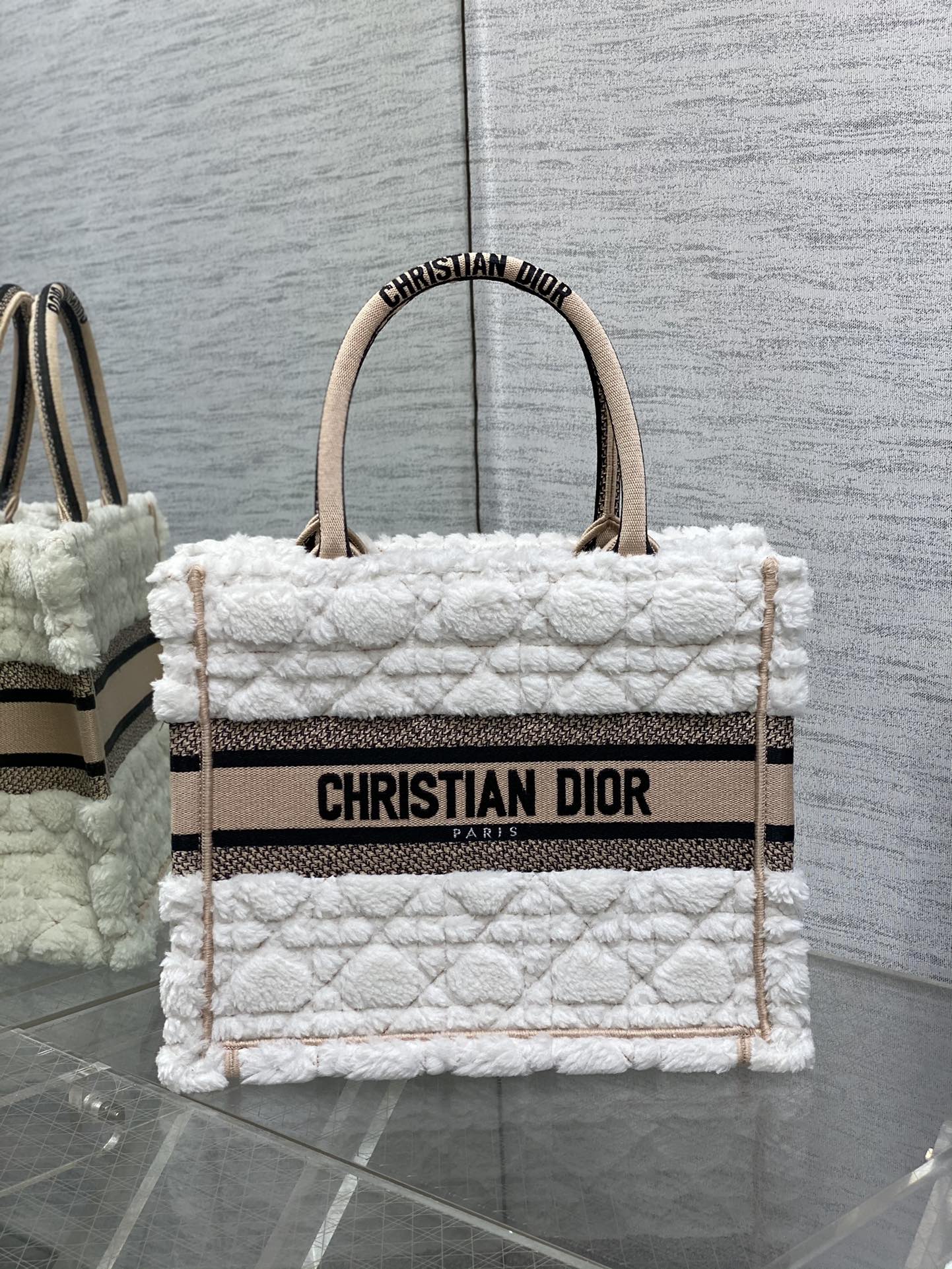 Сумка Dior Book Tote из коллекции осень/зима 2023, меховая – белый абрикосовый – маленькая