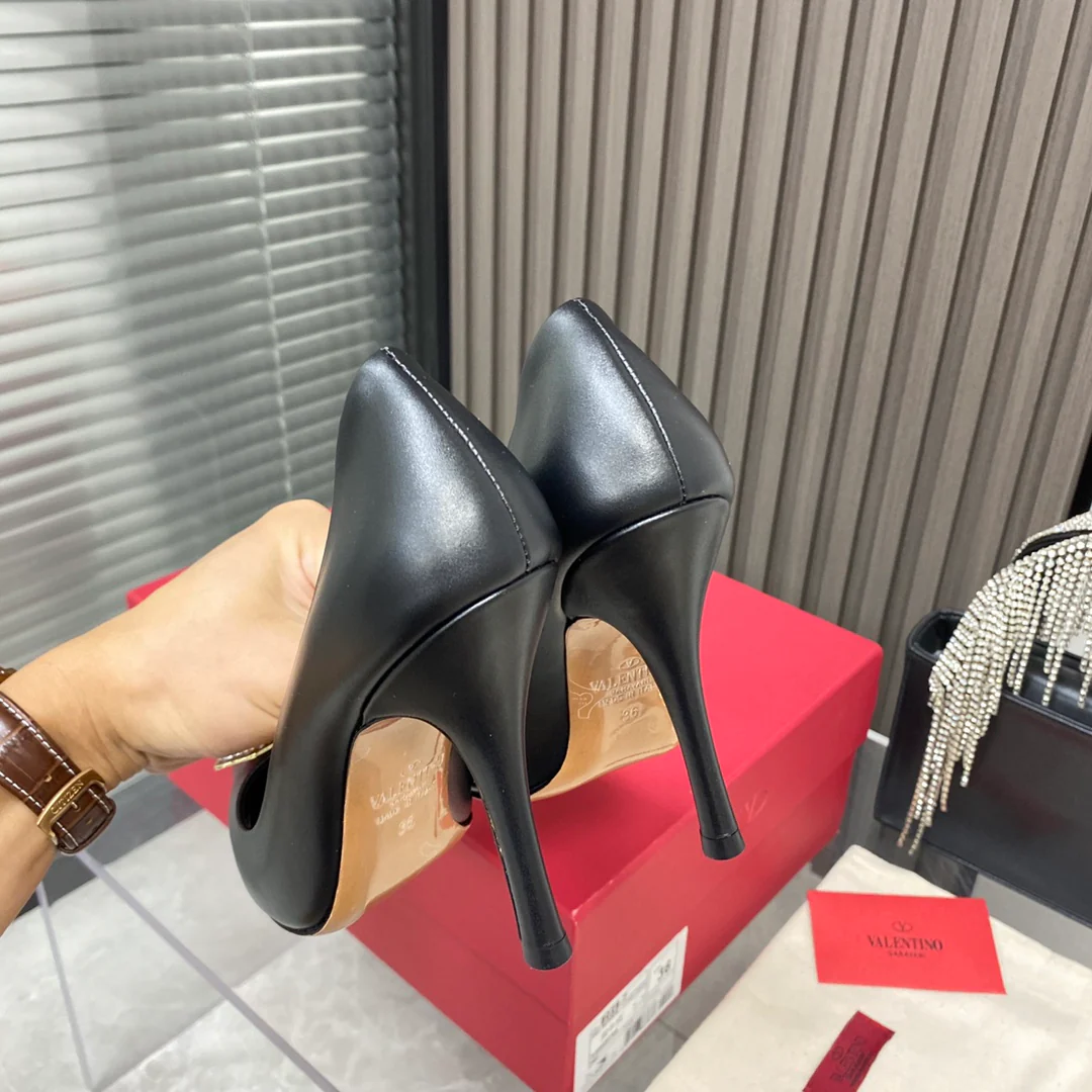 Новинка сезона осень/зима 2022 от Valentino - Туфли на высоком каблуке с фурнитурой, украшенные заклепками - Черные