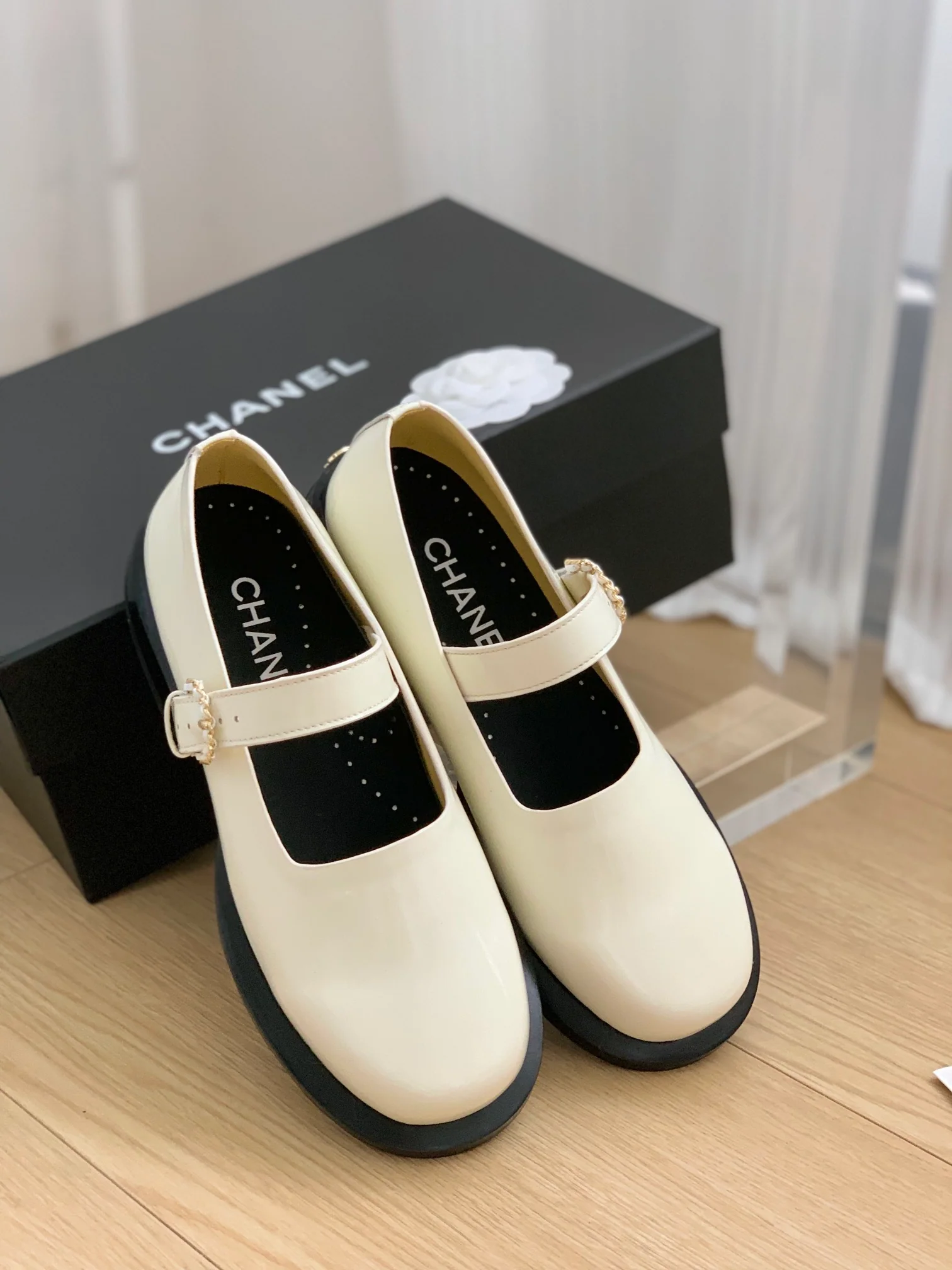 Новинка сезона осень/зима 2023 от Chanel - туфли Мэри Джейн - белые.