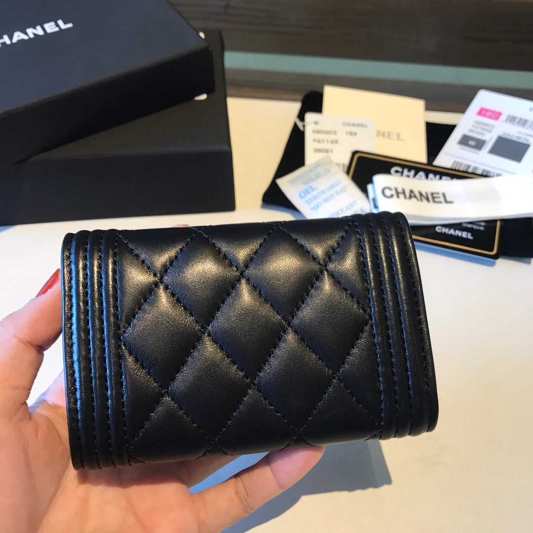 Кардхолдер Chanel Le Boy из овечьей кожи с винтажной серебряной пряжкой.