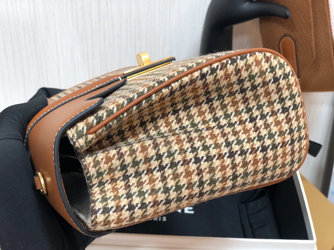 Сумка Celine Teen Soft 16 из мягкой телячьей кожи с узором ?гусиная лапка?.