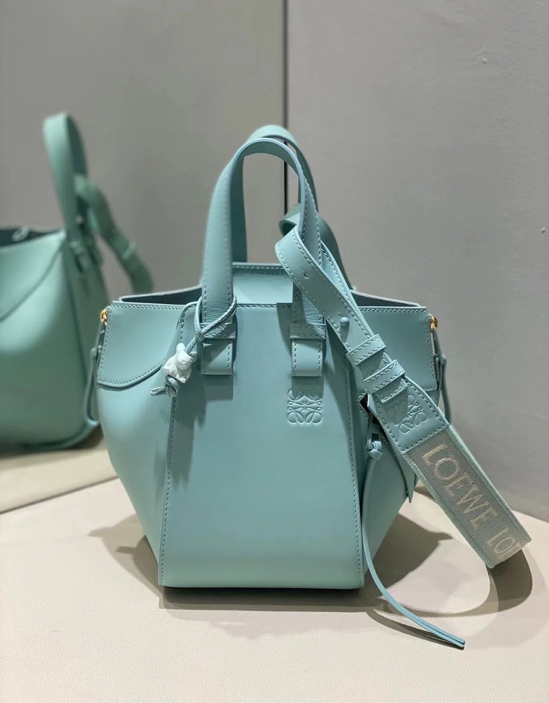 Сумка Loewe Hammock - атласная телячья кожа - маленькая - светло-голубая