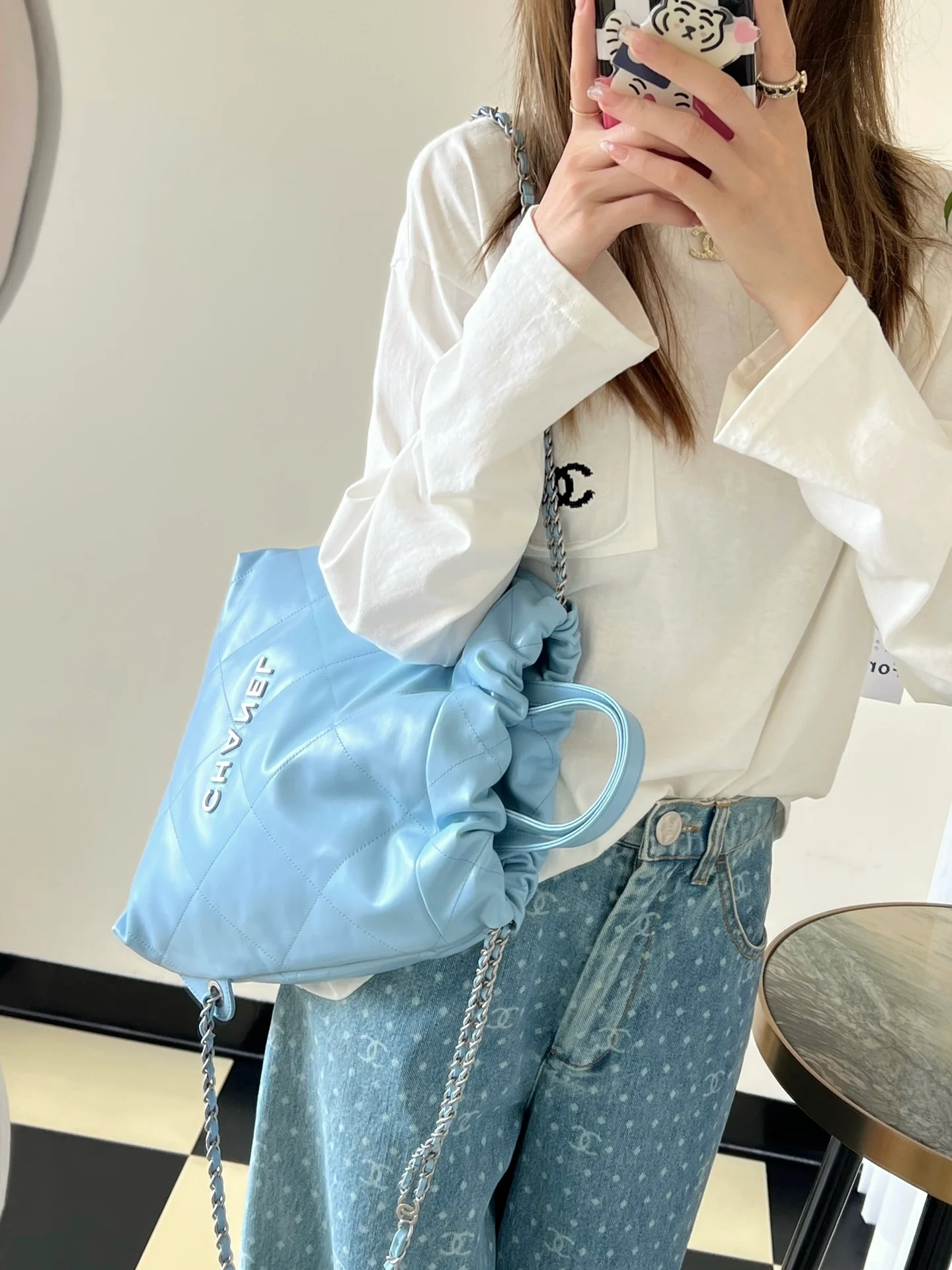 Рюкзак Chanel из телячьей кожи, светло-голубой, с золотой фурнитурой.