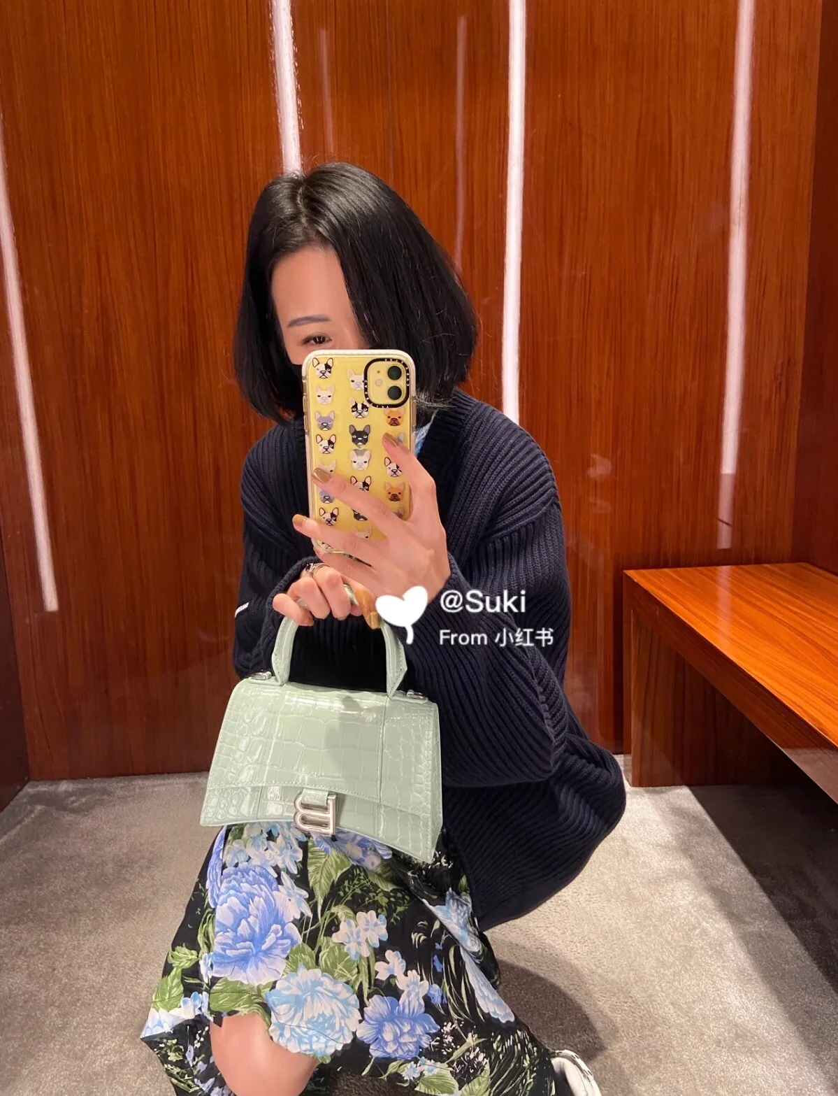 Сумка Balenciaga Hourglass — мятно-зеленая с крокодиловым принтом.