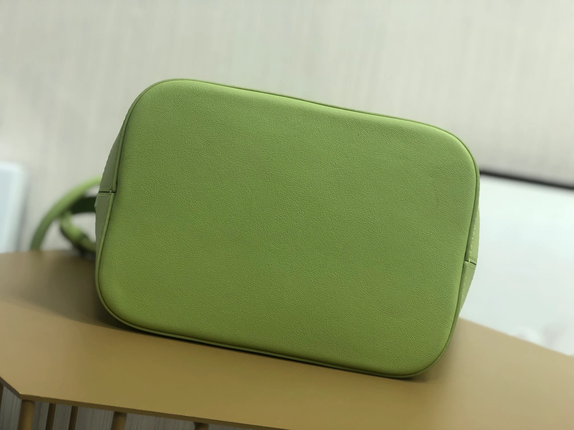 Новинка сезона весна/лето 2022 от Celine - Маленькая сумка-ведро из гладкой кожи Cuir Triomphe.