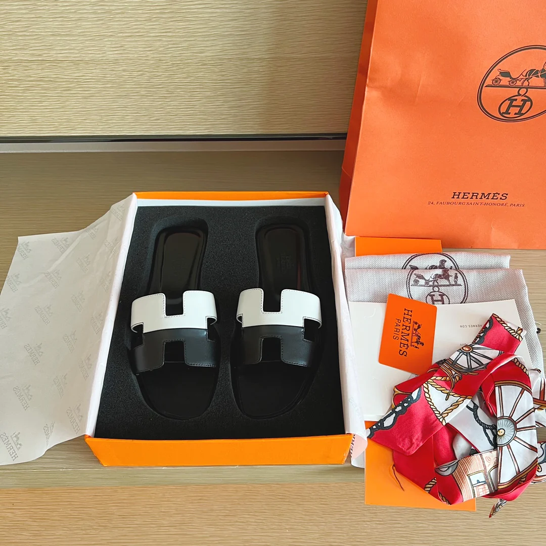 Классические домашние тапочки Hermes с буквой H — двухцветная кожа — черно-белые.