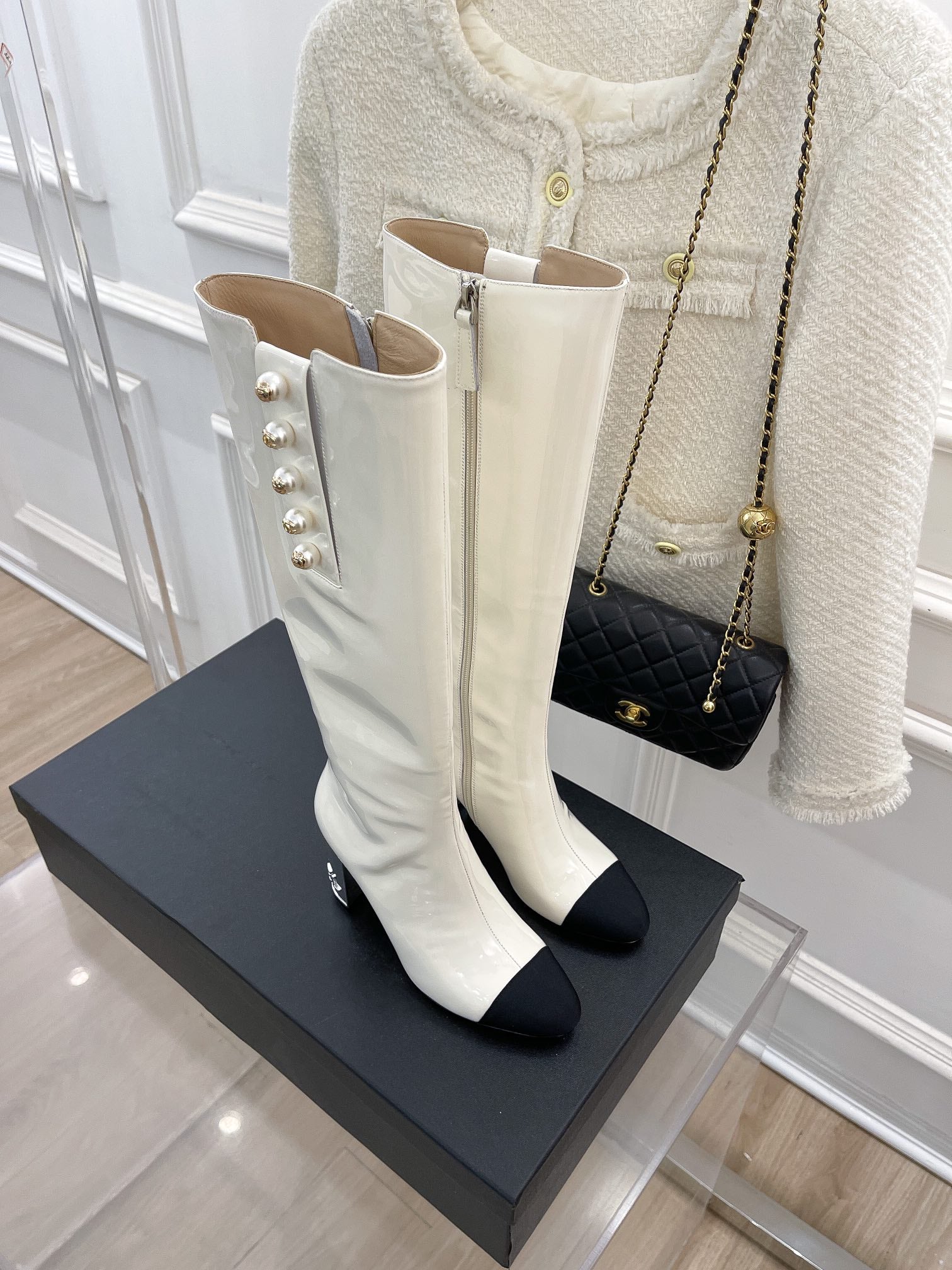 Новинка сезона осень/зима 2022 от Chanel - Сапоги на высоком каблуке - Белые