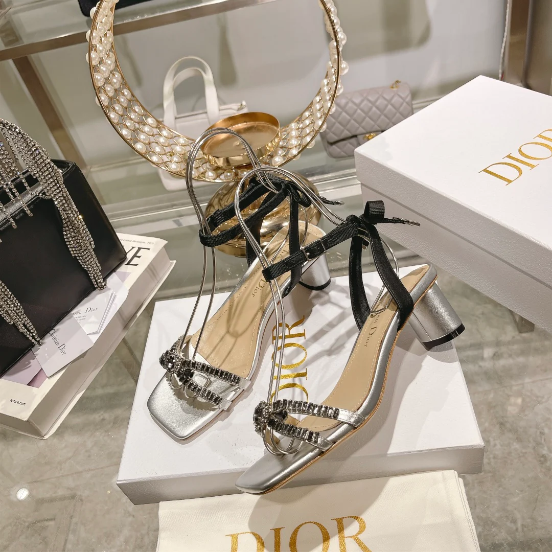 Новые поступления коллекции Dior весна/лето 2023 — стиль показа мод — ldylle — сандалии ?Римская кукла? — серебристые