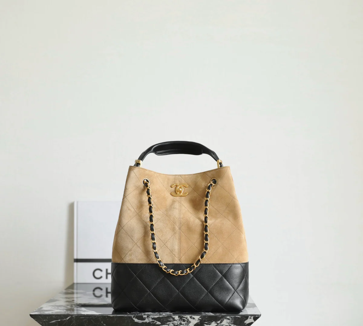 Chanel - Замшевая прямая сумка-шоппер - Коричневая с золотой фурнитурой