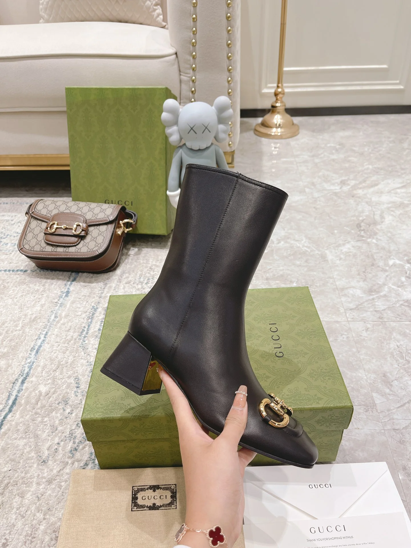 Новинка сезона осень/зима 2022 от Gucci — высокие сапоги на массивном каблуке в стиле ретро.