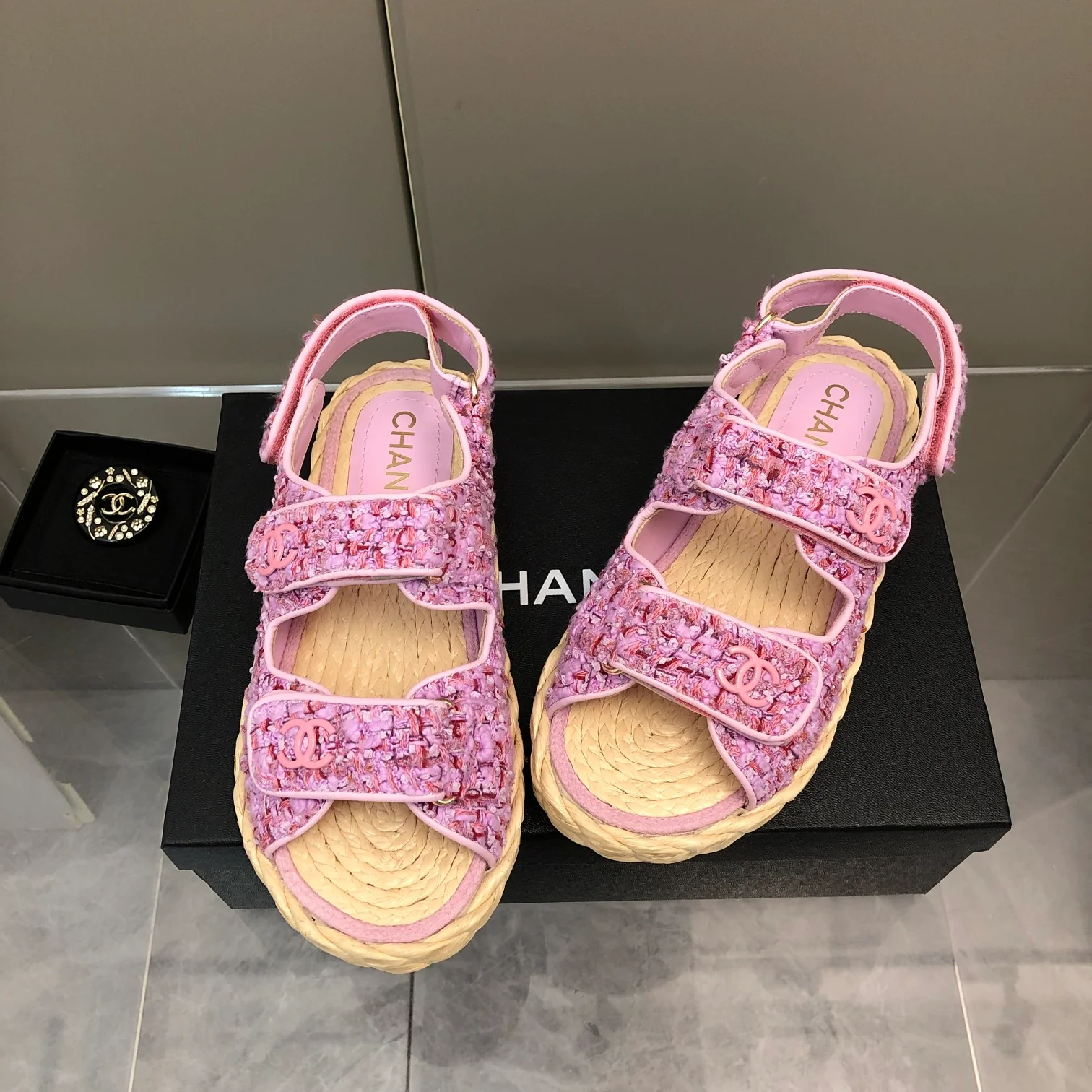 Соломенные сандалии Chanel