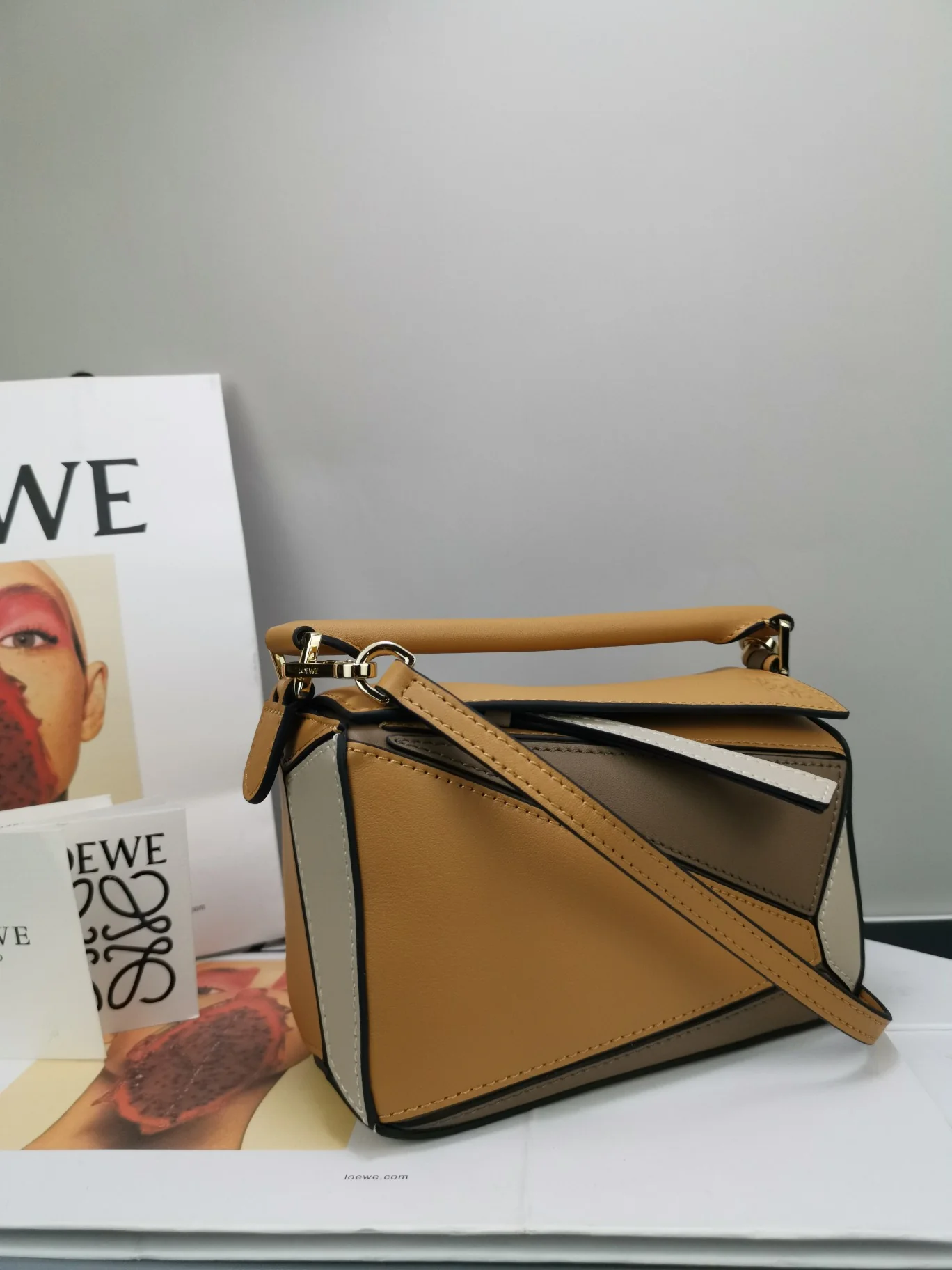 Мини-сумка Loewe Puzzle Bag из телячьей кожи - 17