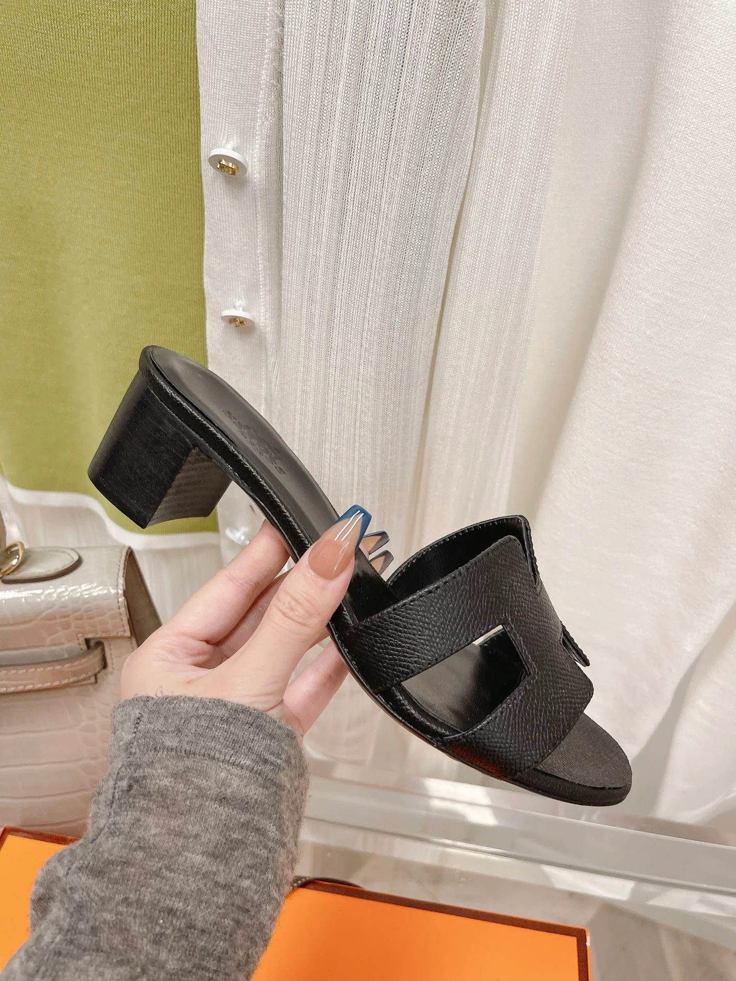 Новинка 2022 года от Hermes - Тапочки на низком каблуке с отпечатком руки - Черные