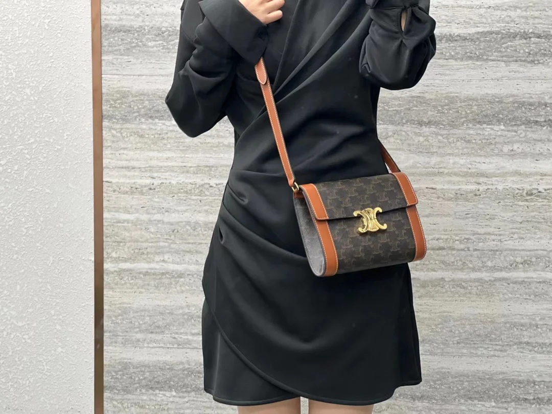 Celine - Сумка-конверт через плечо - Монограмма, коричневая