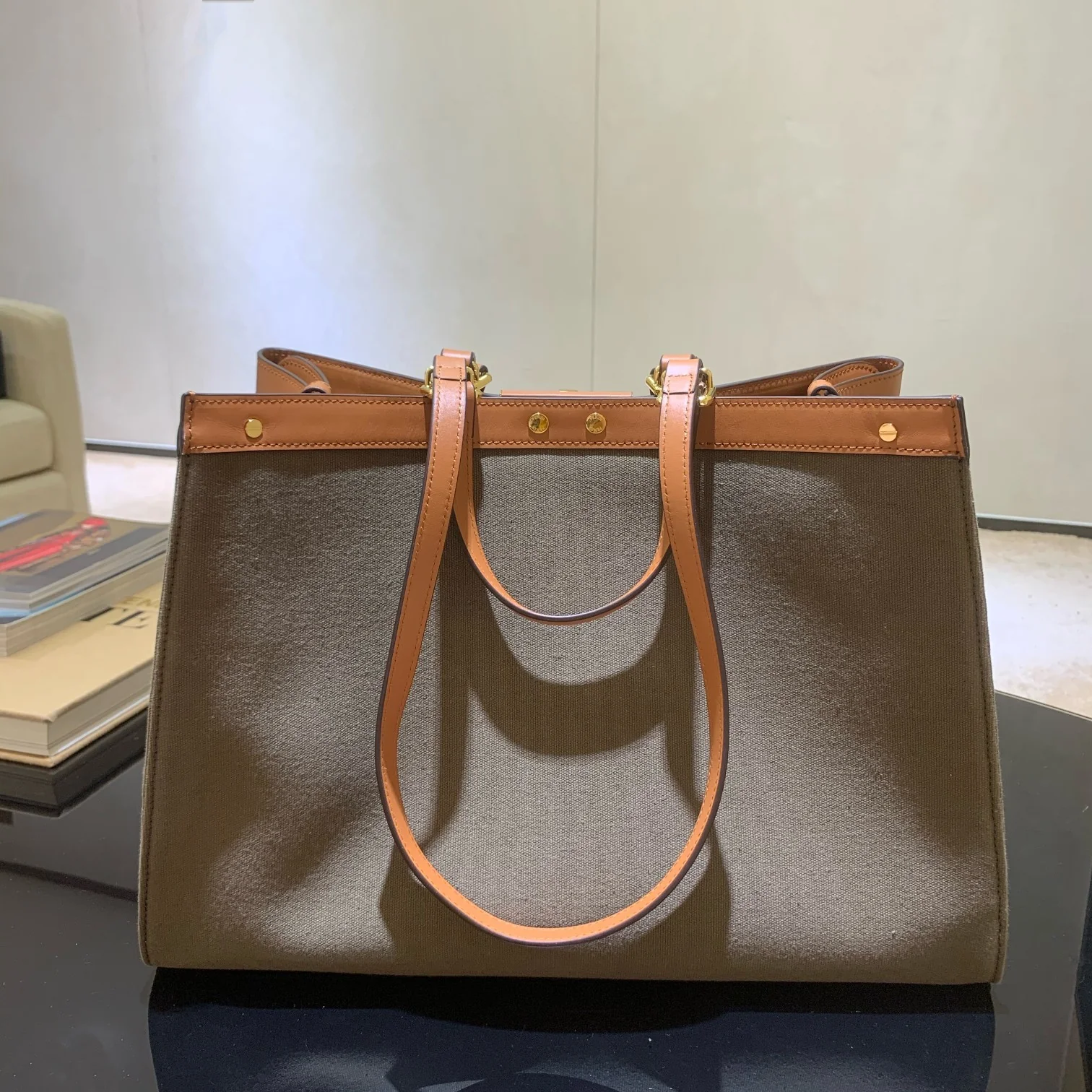 Сумка-тоут Fendi Peekaboo из зеленого холста.