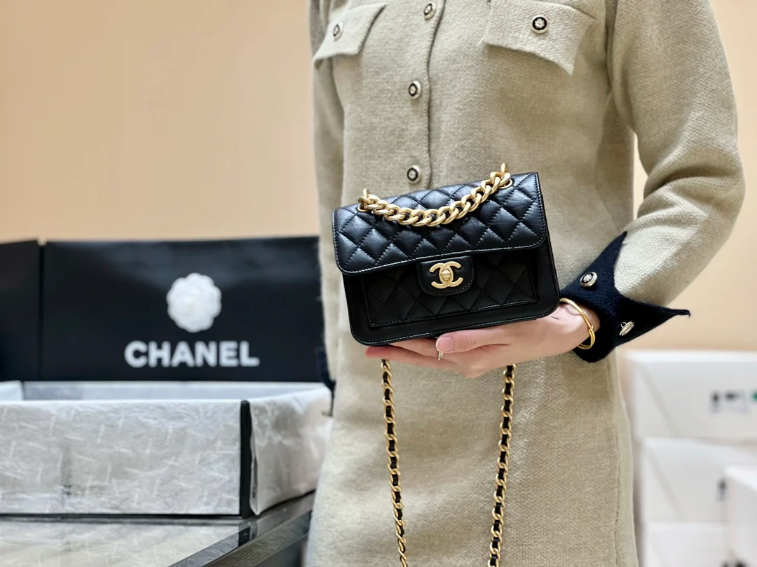 Новинка сезона весна/лето 2023 от Chanel - кожаная сумка Tofu Reissue - фотографии в действии.