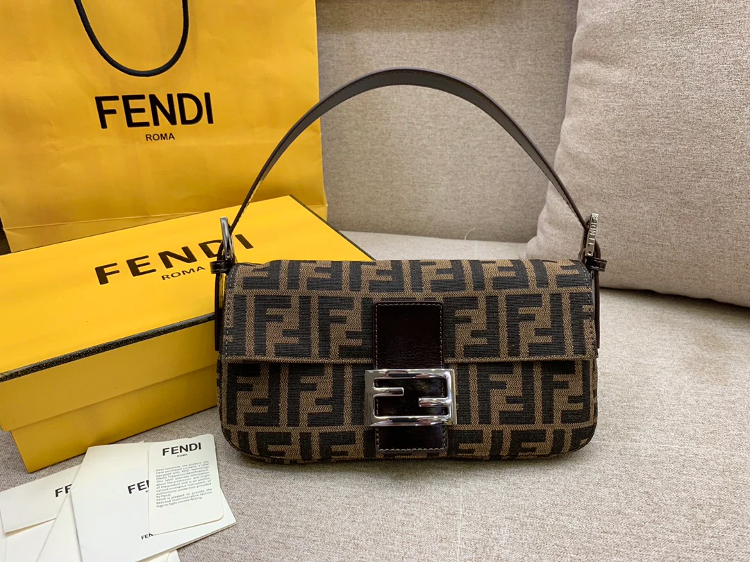 Сумка Fendi Baguette Medium Monogram