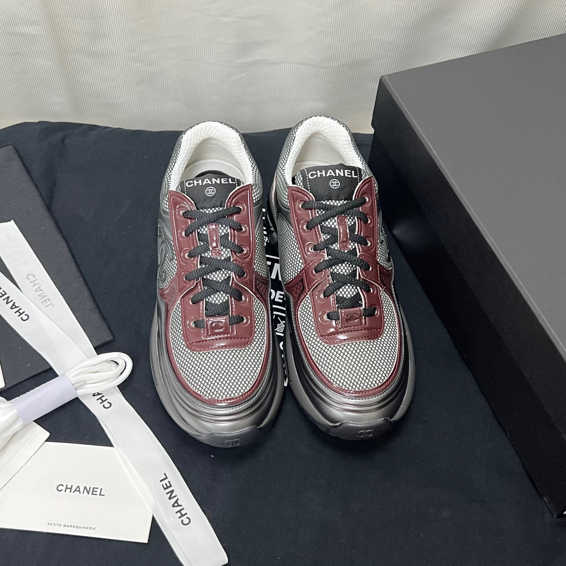 Круизная коллекция Chanel 2023 — Подиумная коллекция — Кроссовки — Черно-красные