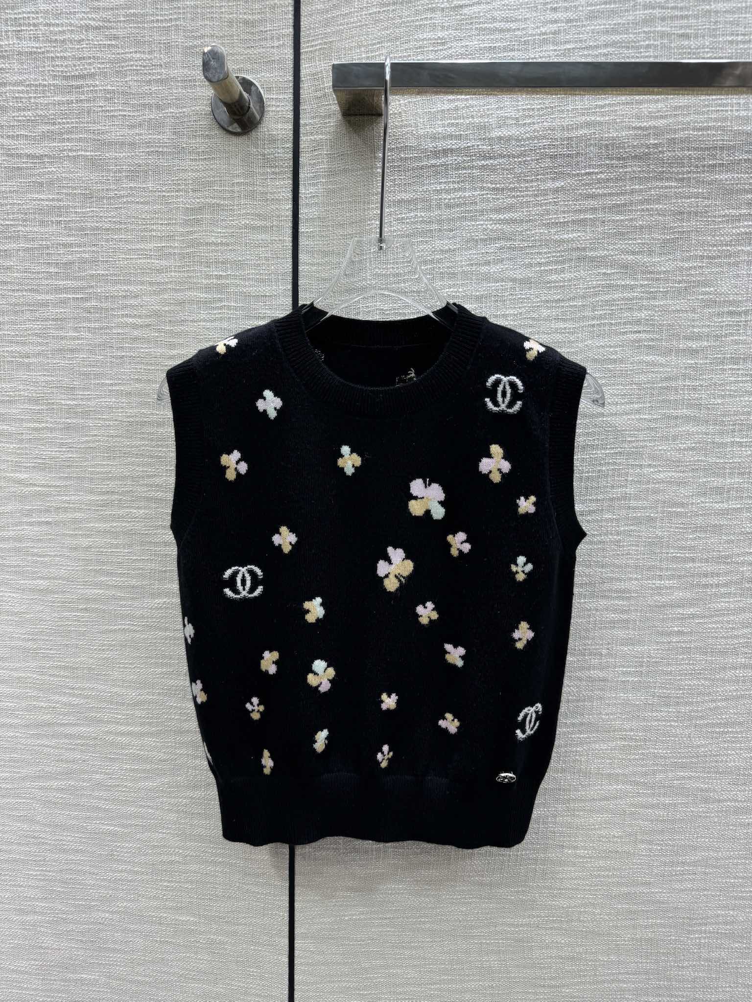 Chanel 2403-24 Коллекция ?Ранняя весна? Métiers d'Art — Вязаный жилет ?Клевер? — Черный