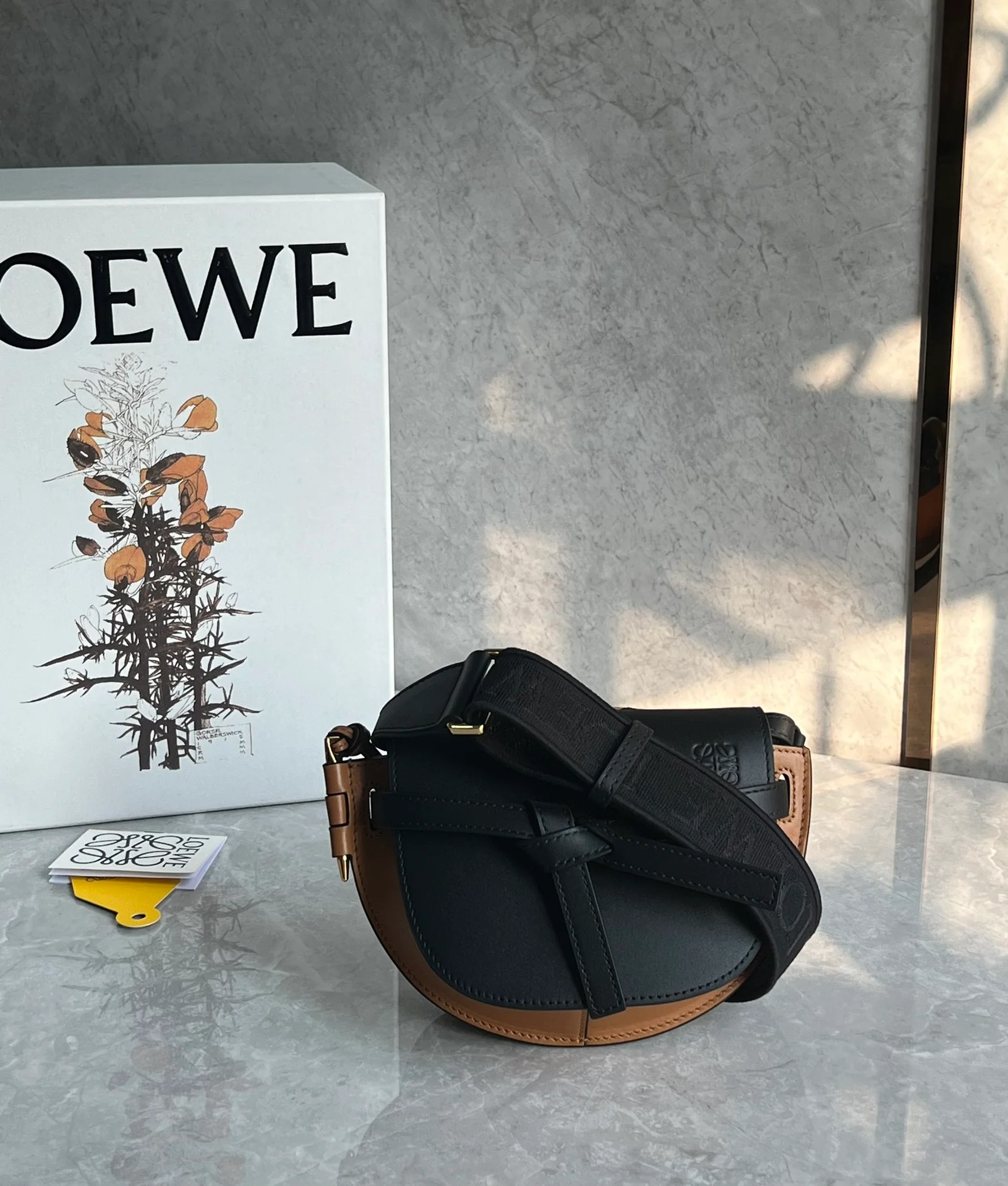 Сумка на седло Loewe Gate Dual Mini Saddle Bag - черно-коричневая.