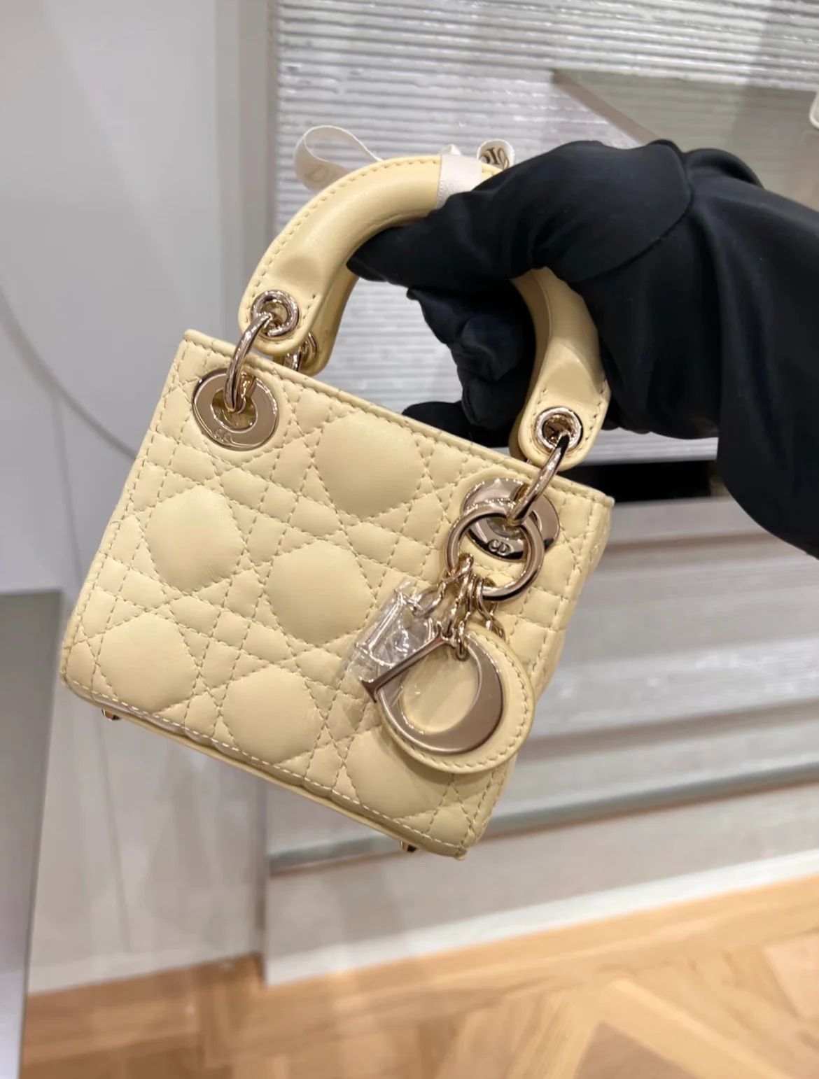 Миниатюрная сумка Dior Lady, бледно-желтая