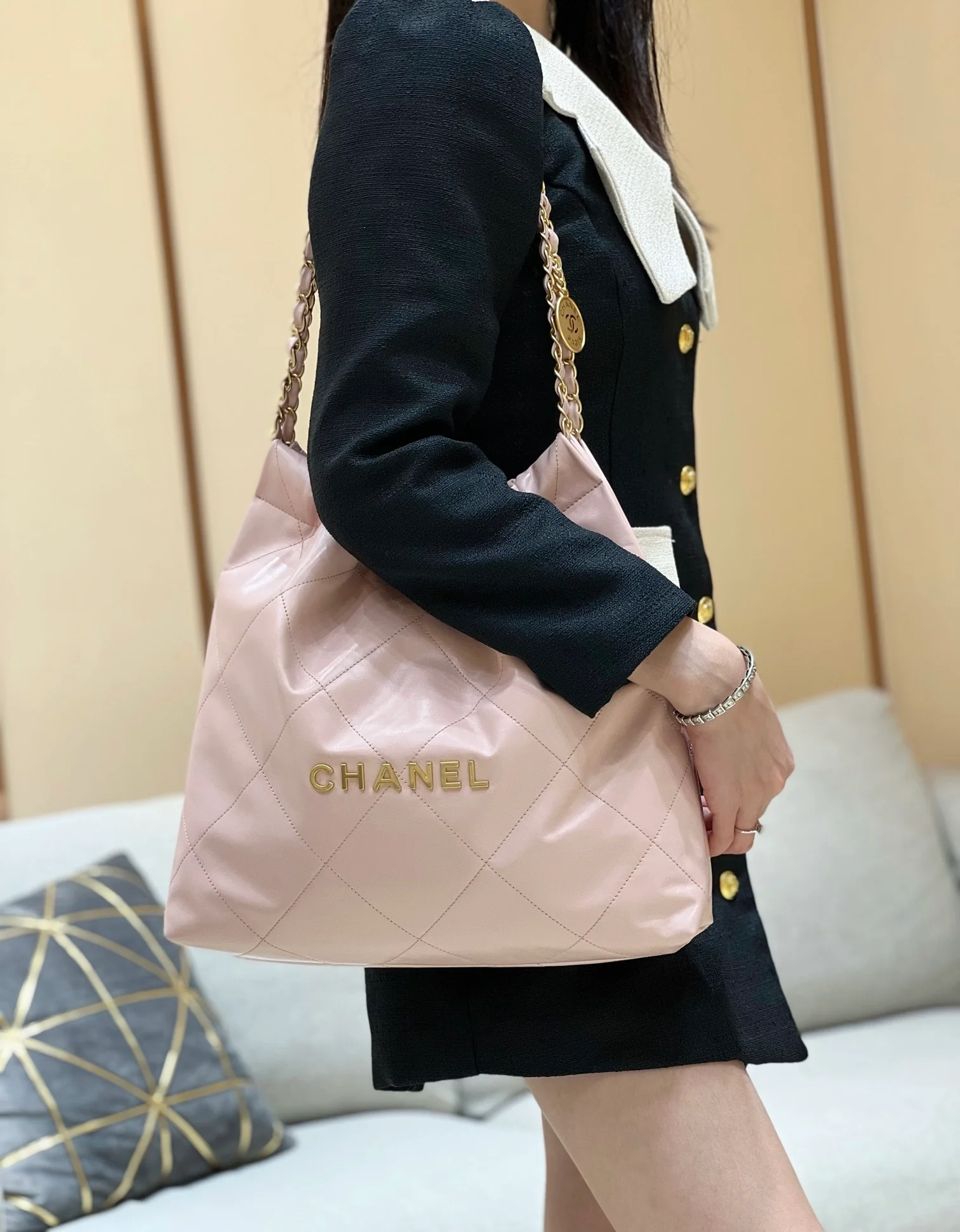 Новинка сезона весна/лето 2023 от Chanel - сумка 22 - средний размер - светло-розовый - на фото.