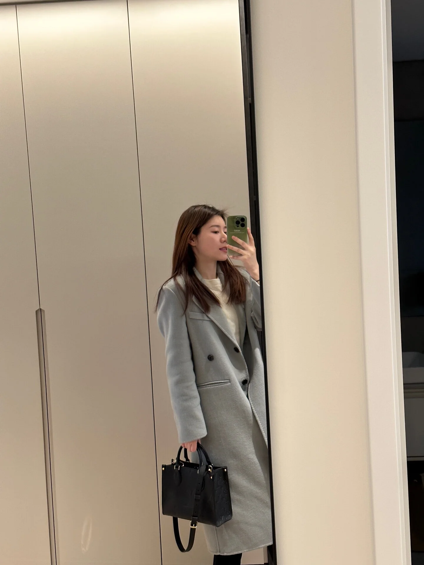 m45653-LV-onthego-pm-Сумка через плечо-черная