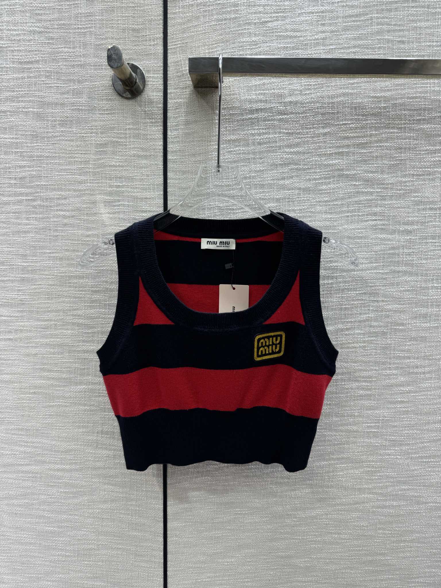 Miu Miu - Весна/Лето 2404-24: Новинка: вязаный жилет в полоску с цветовыми блоками