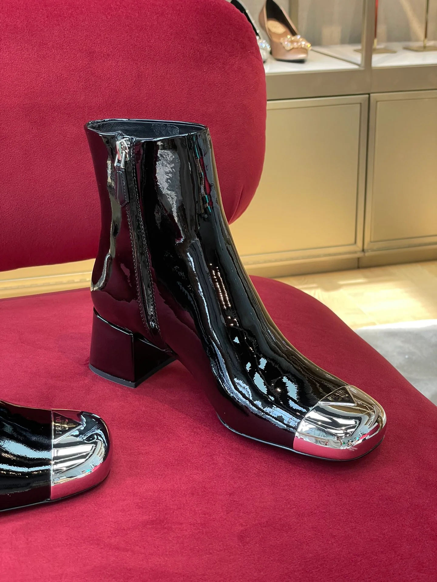 Новинка сезона осень/зима 2022 от Prada — металлические ботильоны с закругленным носком.