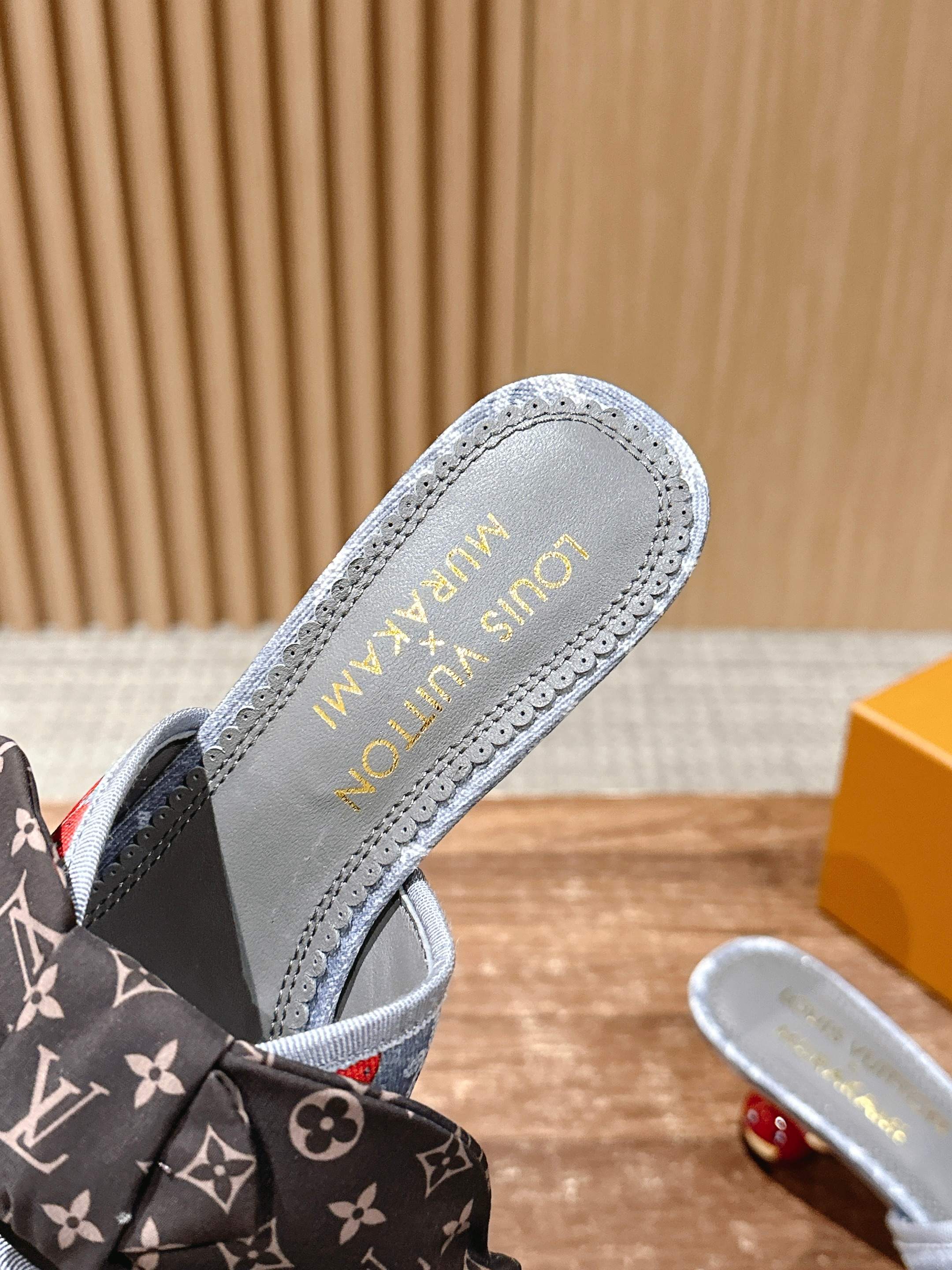 LV - Босоножки на низком каблуке с бантом и вишневым узором - Серые