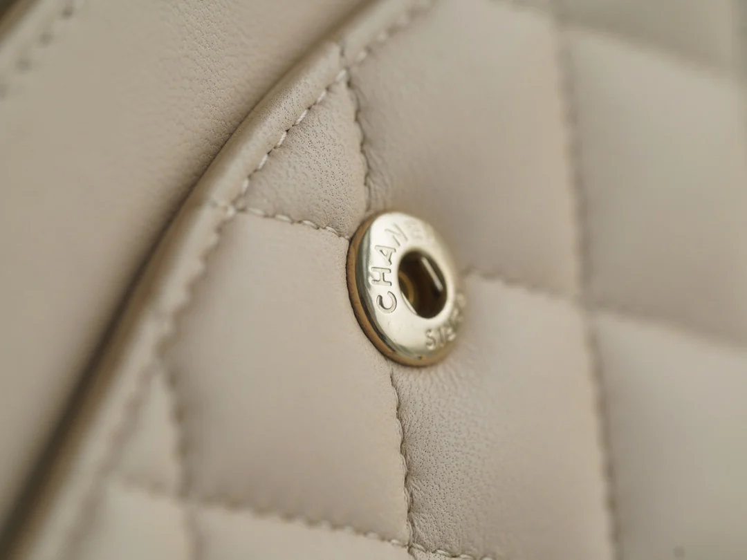 Сумка Chanel CF Medium - 25 см - из абрикосовой овечьей кожи с пряжкой из светлого золота - CF25