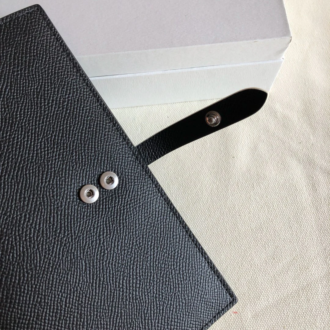 Длинный кошелек Celine — черный и кремовый — с принтом в виде пальм.