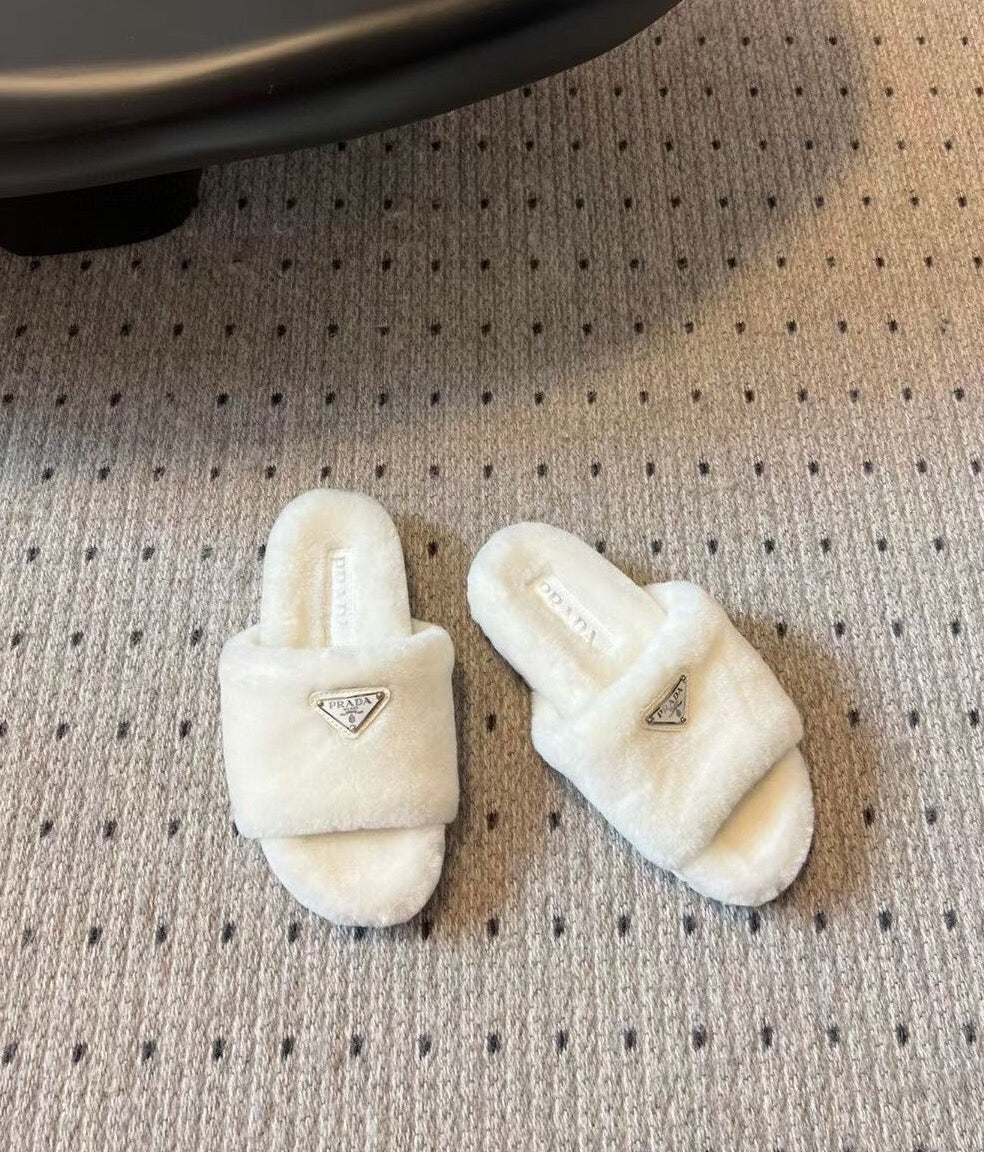 Новинка сезона осень/зима 2023 от Prada - Шерстяные тапочки - Белые