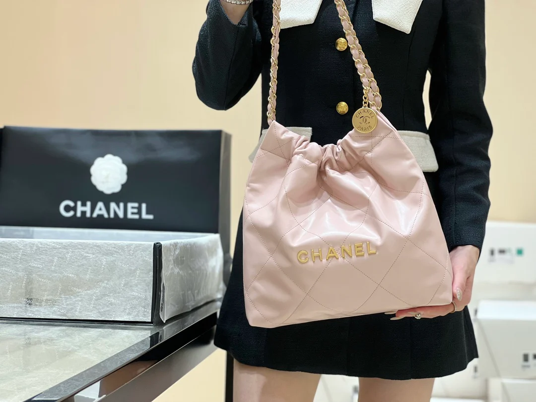 Новинка сезона весна/лето 2023 от Chanel - сумка 22bag - маленькая - светло-розовая - на фото.