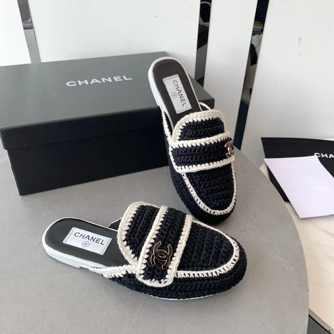 Новинка весны 2023 года от Chanel - Плетеные тапочки Camellia - Черные