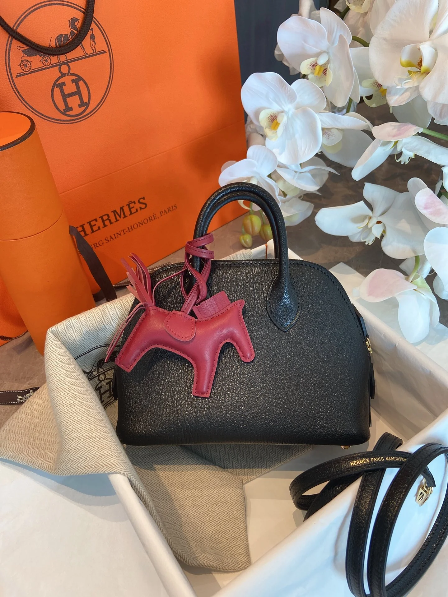 Миниатюрная пряжка Hermes Bolide из козьей кожи с золотым покрытием, черная.